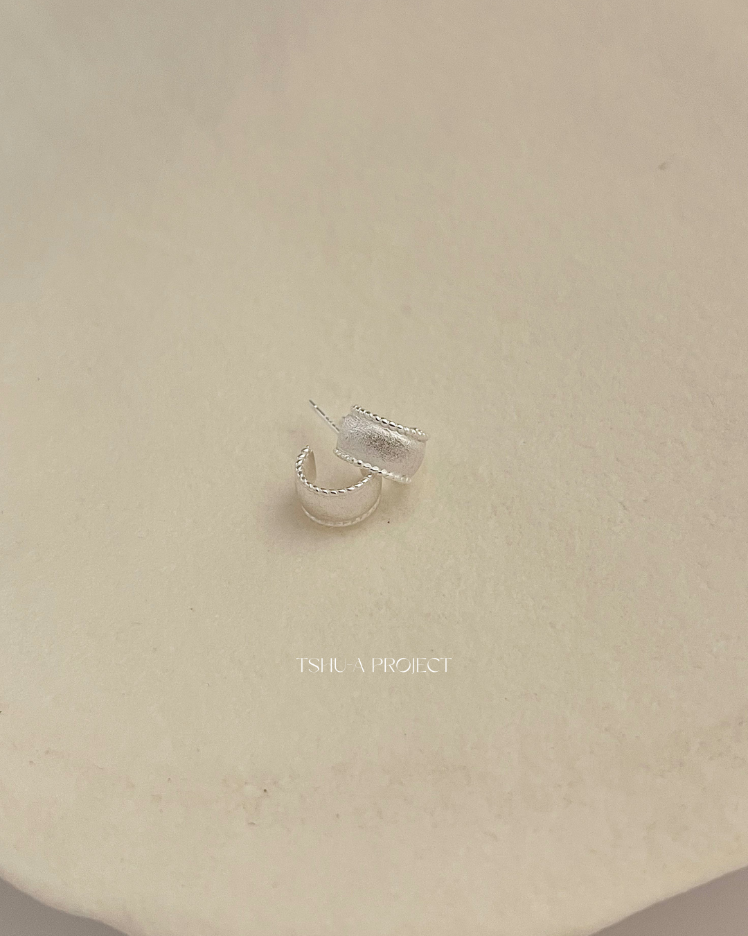 彎月霧序｜正韓925純銀滾邊霧面C字耳針耳環 TSHU-A PROJECT 蔡計畫 韓國飾品