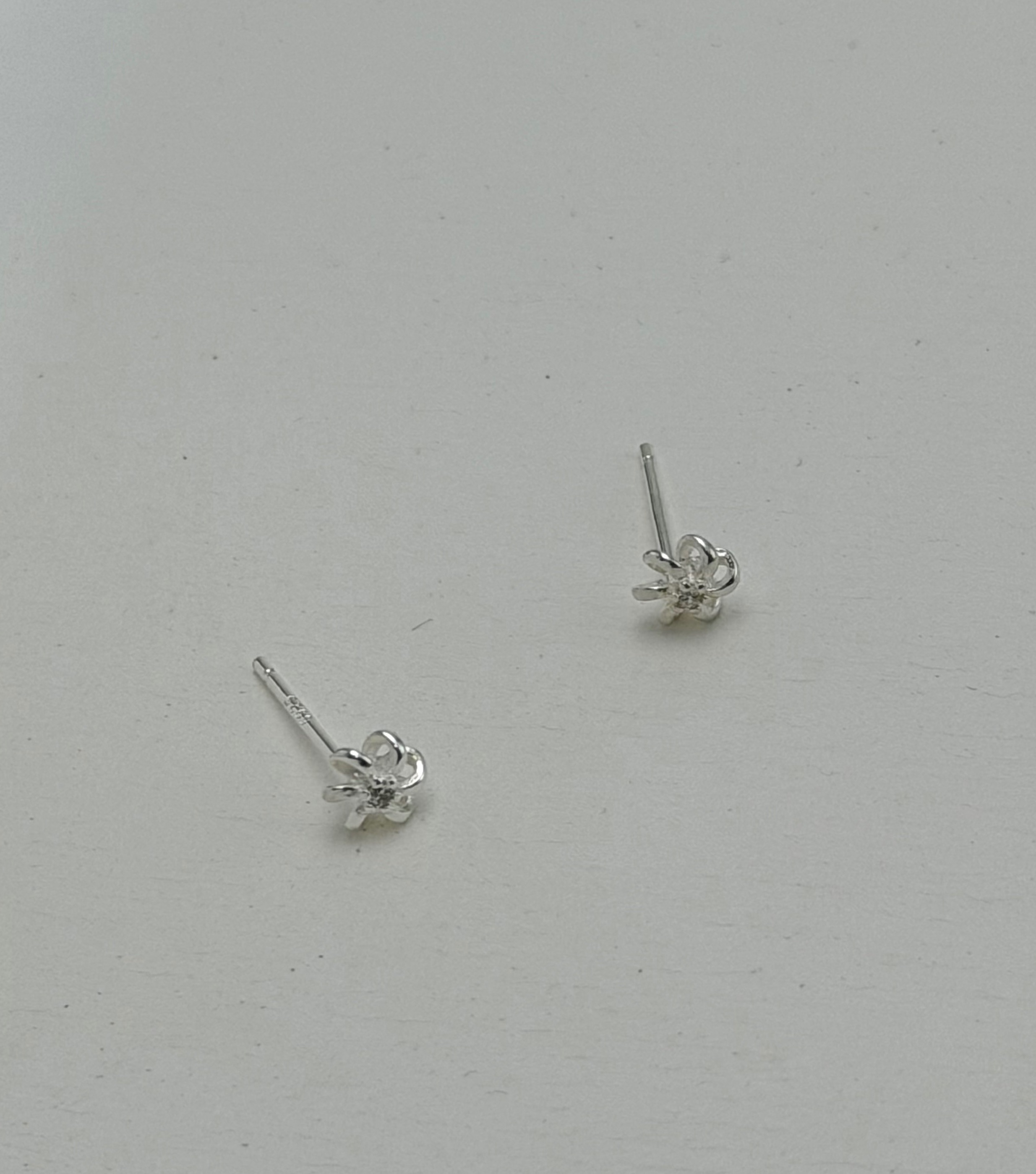 日敘｜925純銀簍空小花耳針耳環
