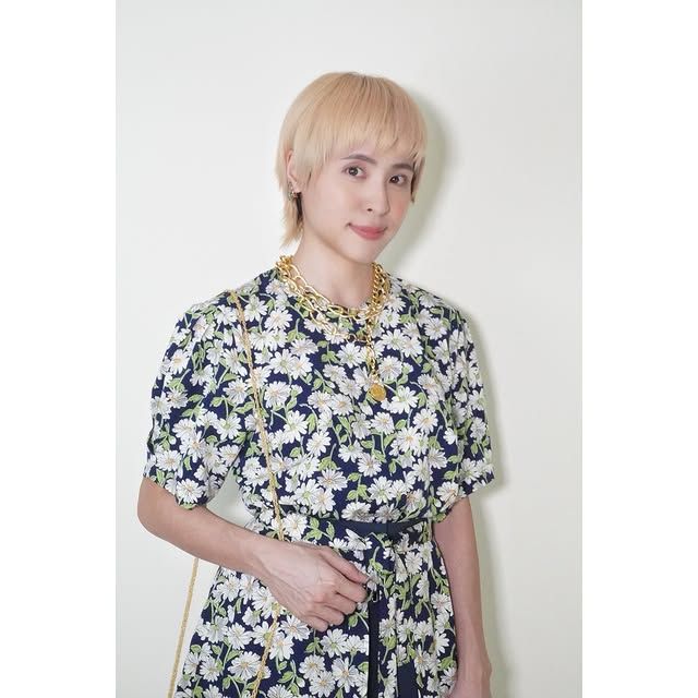 搭捷運也時髦深藍花褲套裝💄