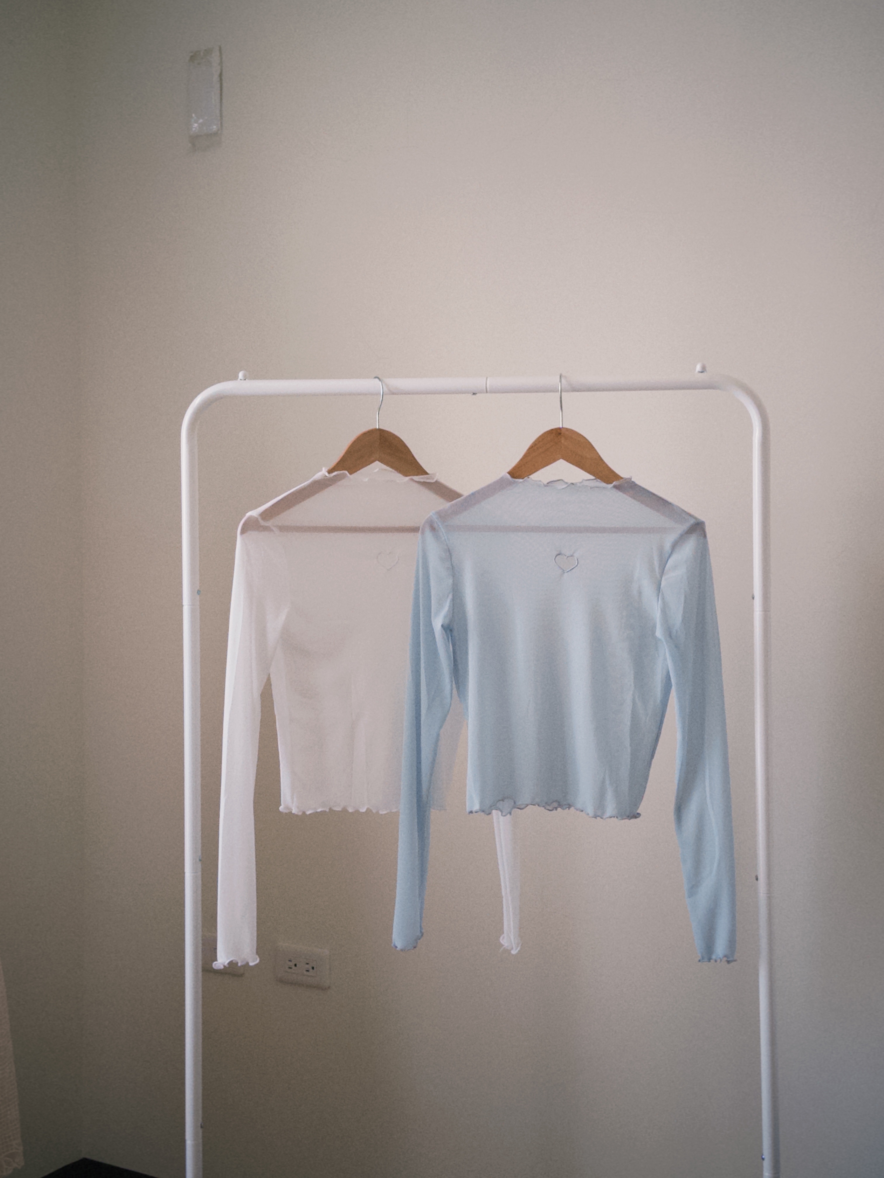 -夢幻島- （柔軟透膚愛心鏤空木耳邊內搭上衣）（藍/白）