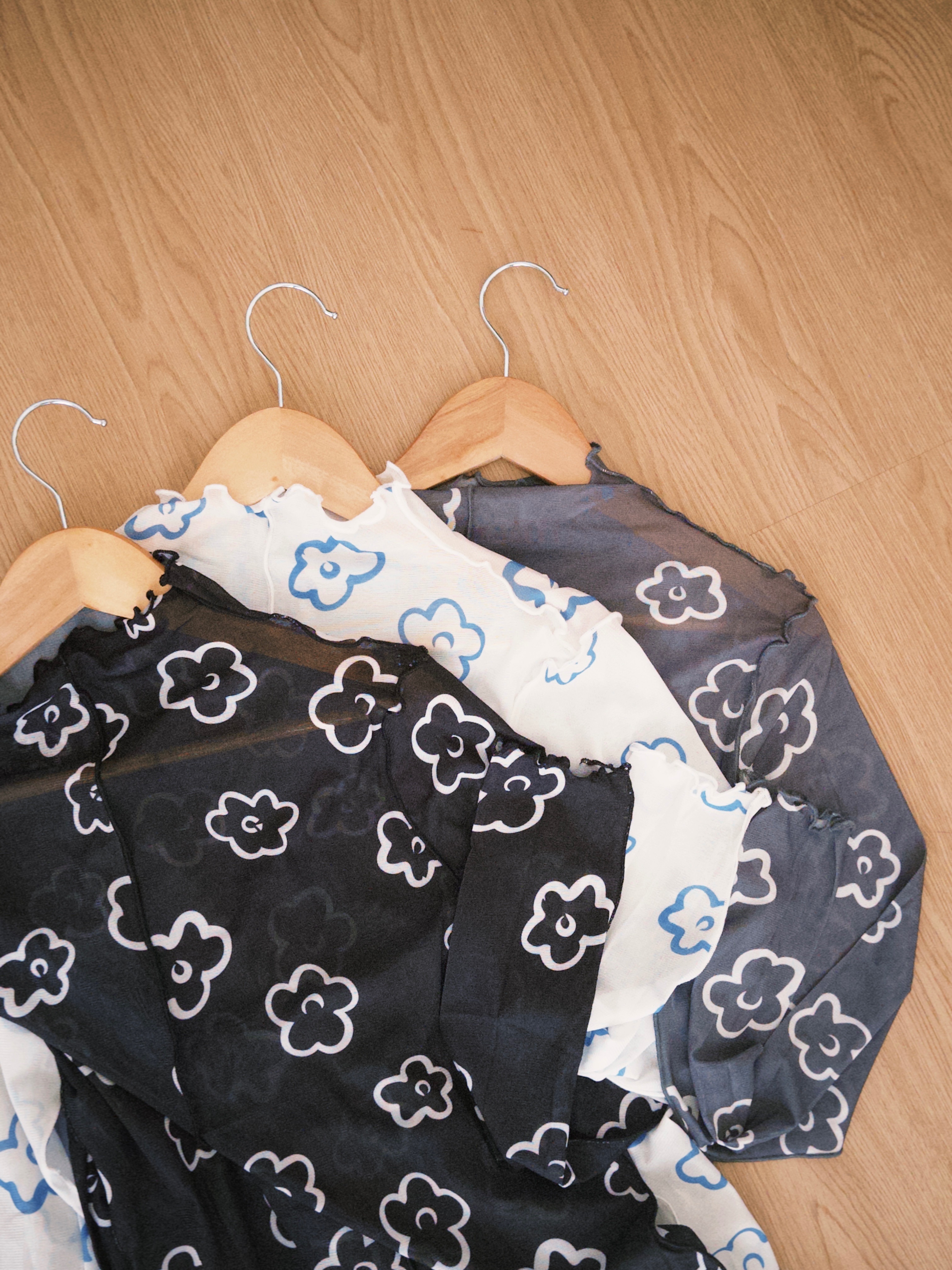 -可愛的花花-（花花特色捲邊透膚上衣）25310001