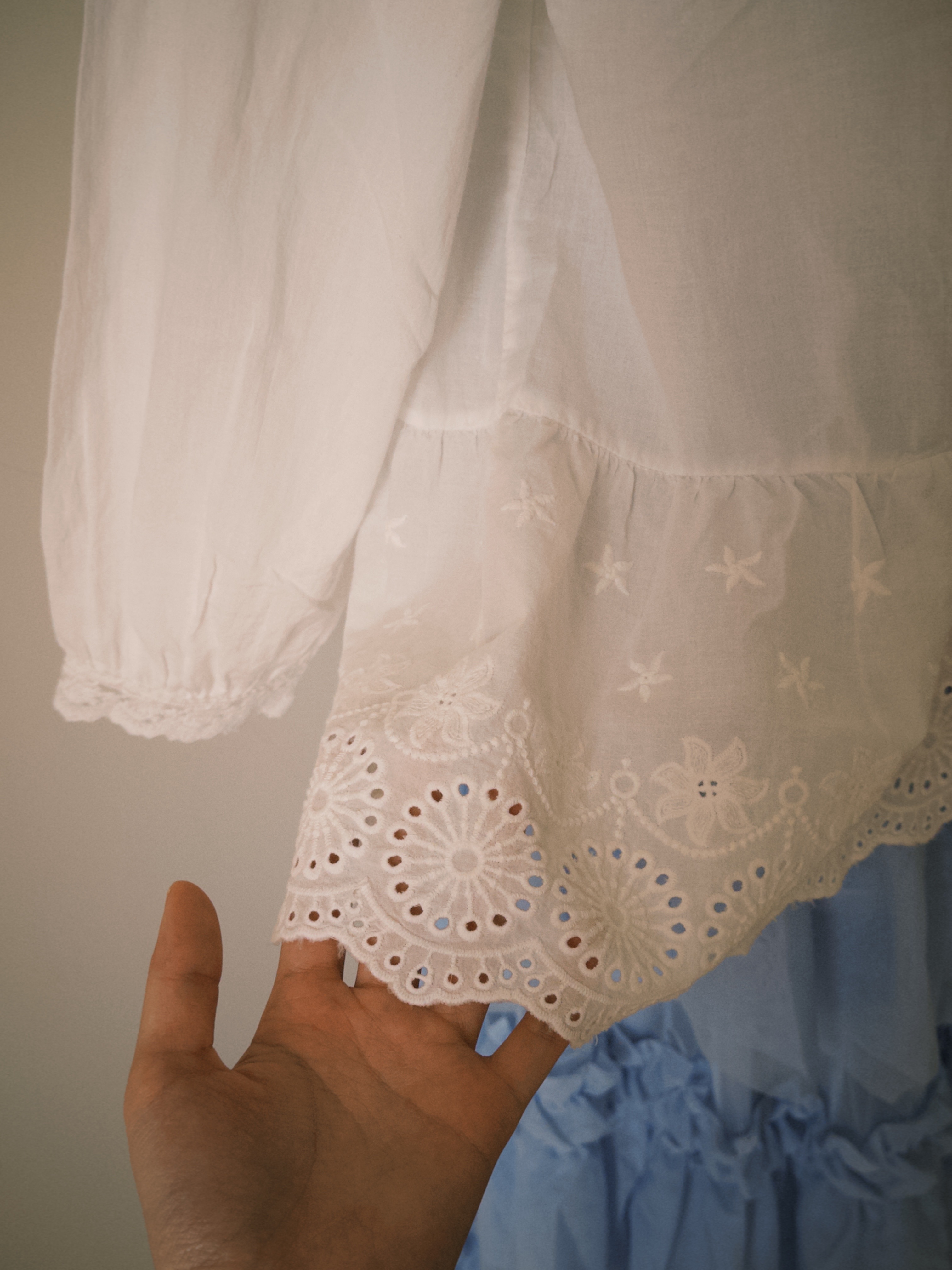 -童話裡的雲朵-（柔軟重工雕花小襯衫）5201317