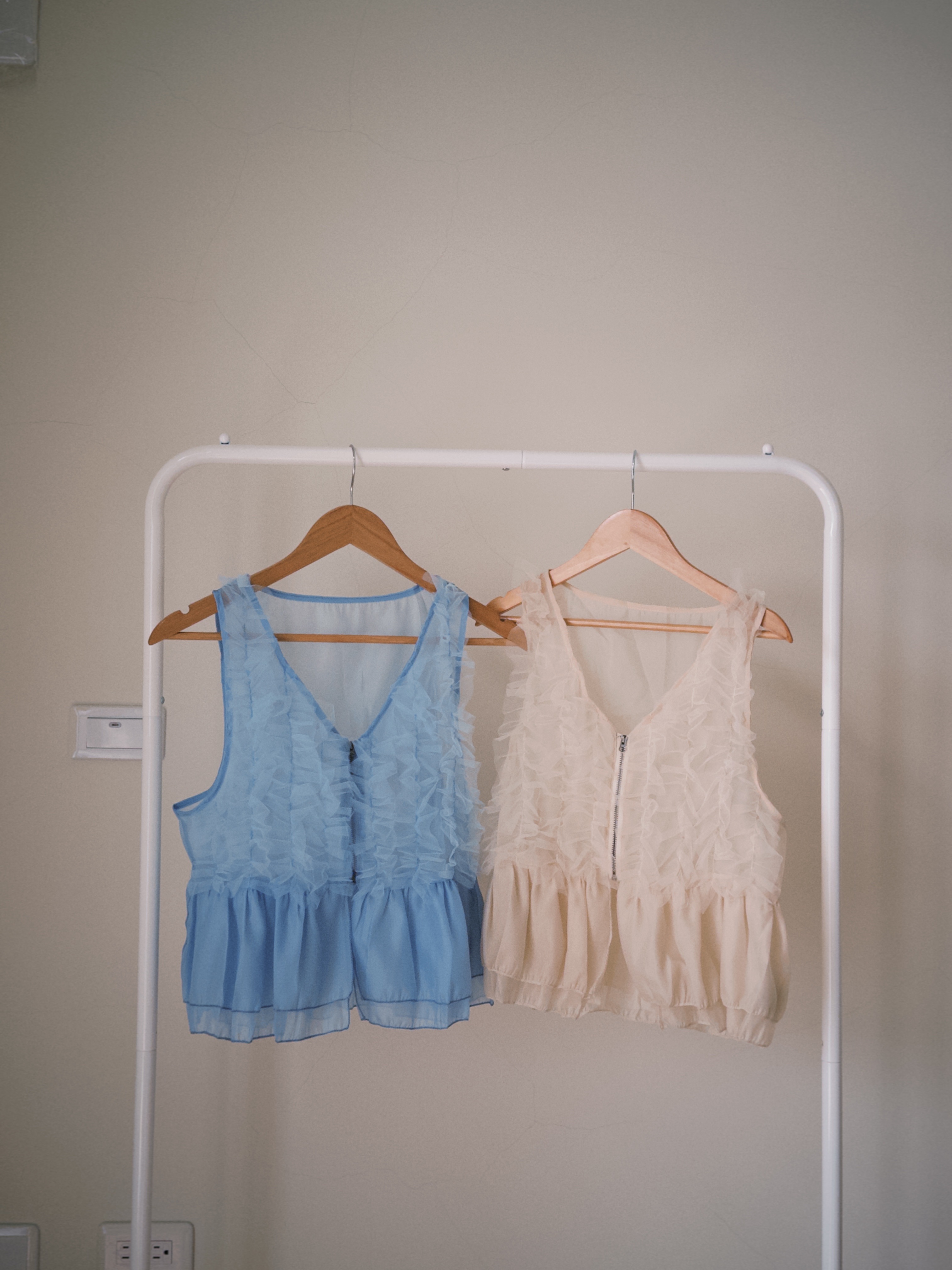 -熱戀期的可樂-（日牌shan壓褶感雪紡拉鍊背心）6684001