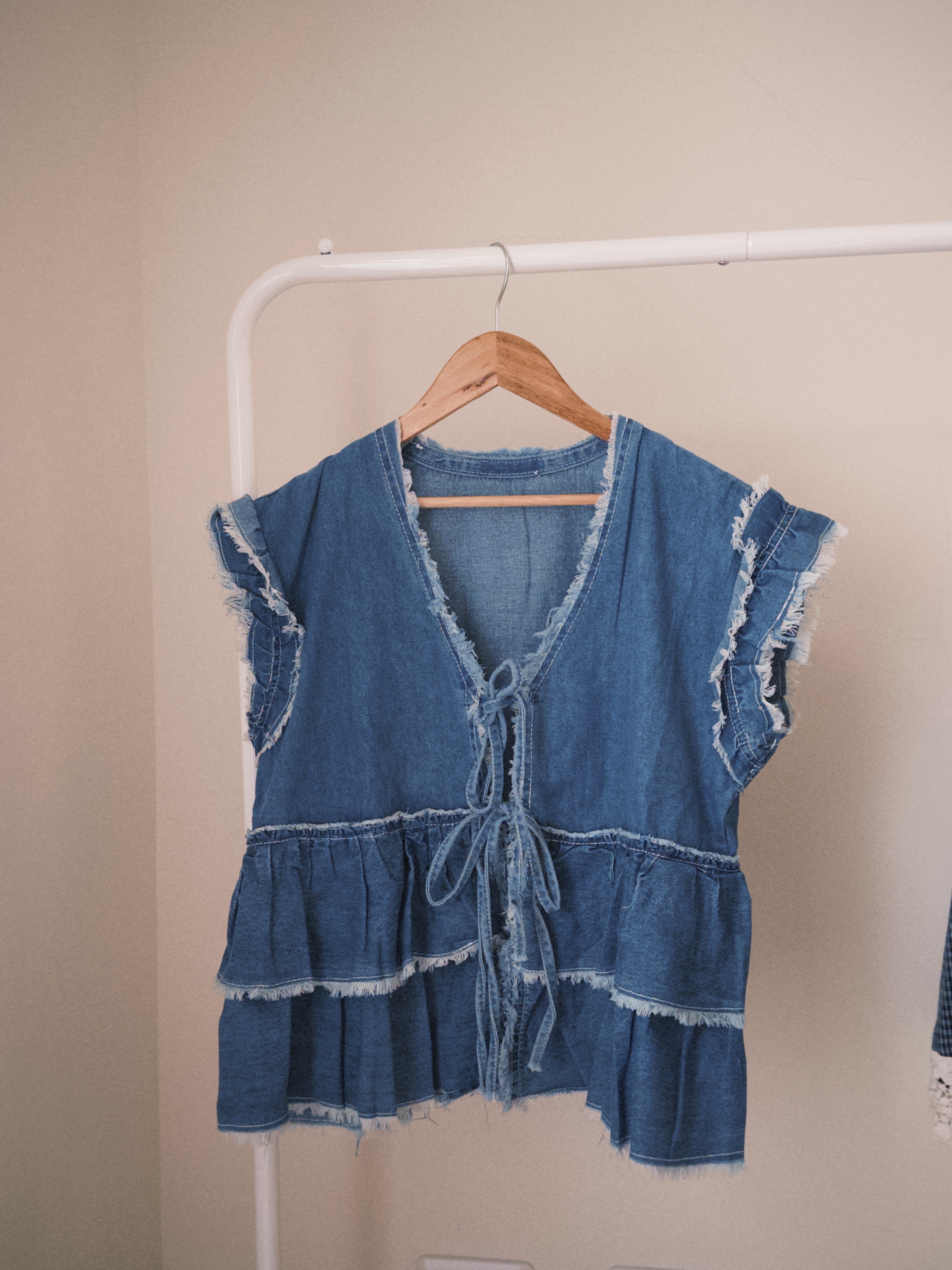 -鹿角蕨-（限量設計感毛邊綁帶蛋糕牛仔背心）