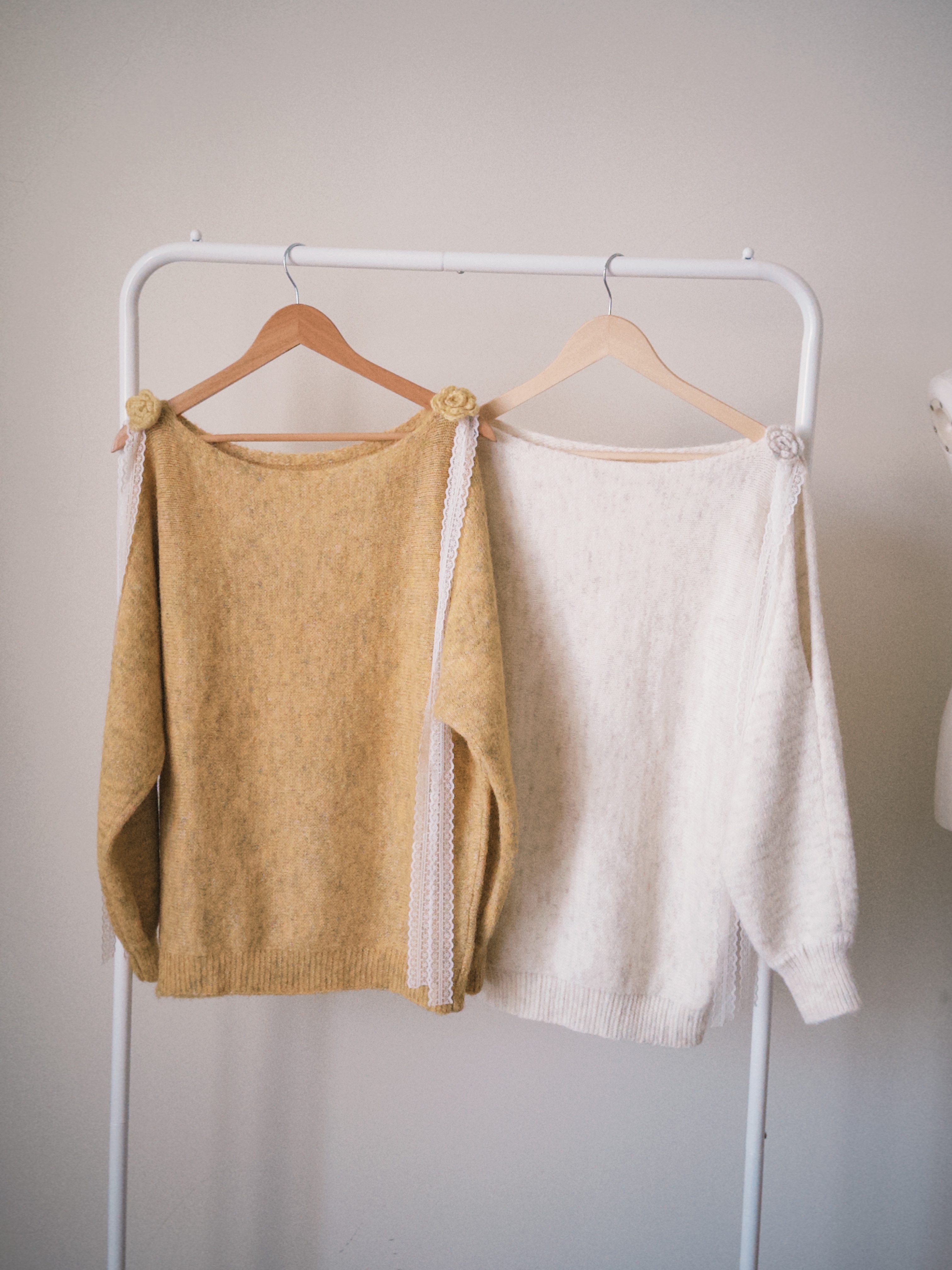 -苳-（立體玫瑰蕾絲綁帶露肩長毛衣）