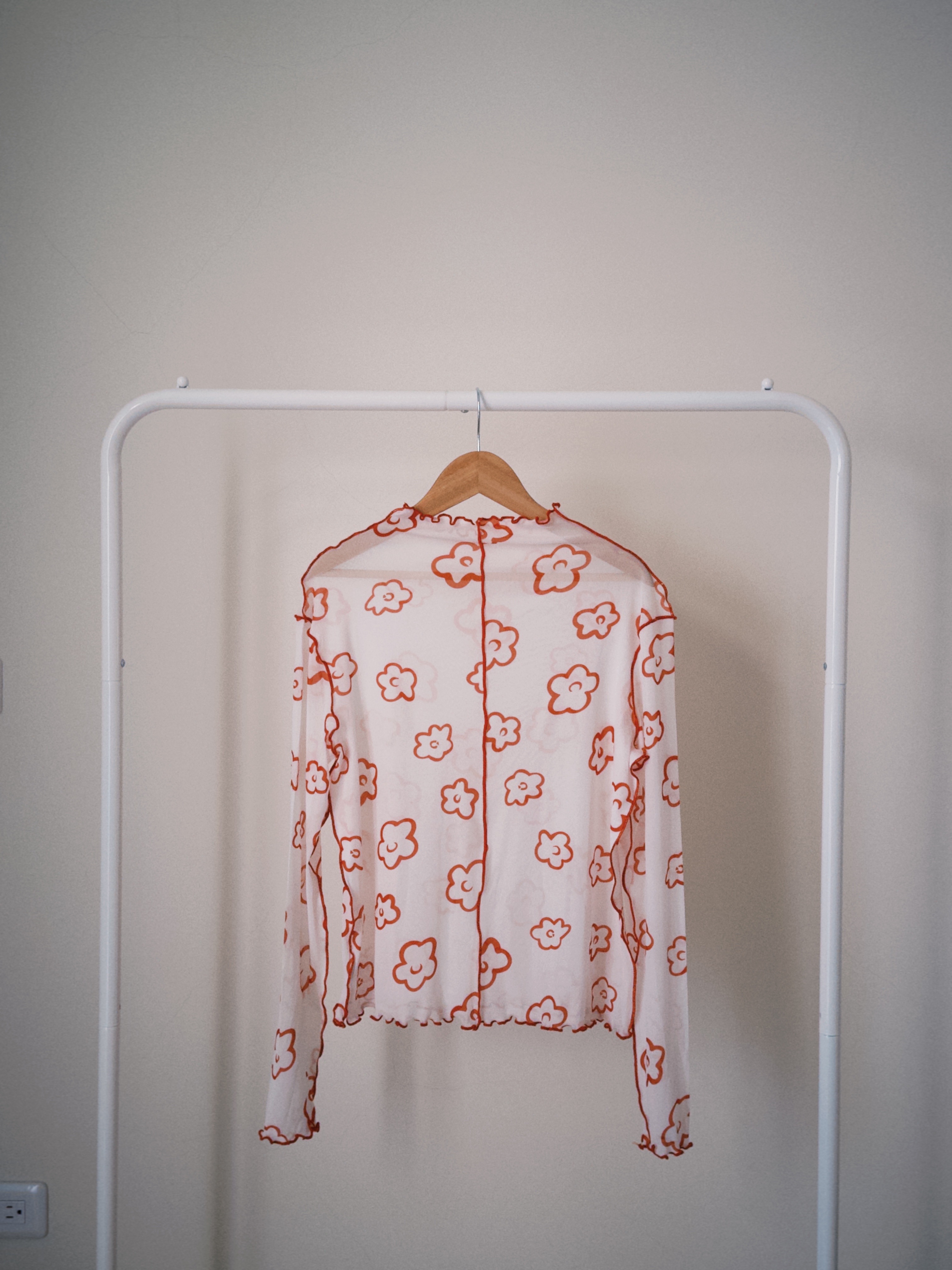 -可愛的花花-（朝島自訂色捲邊透膚上衣）