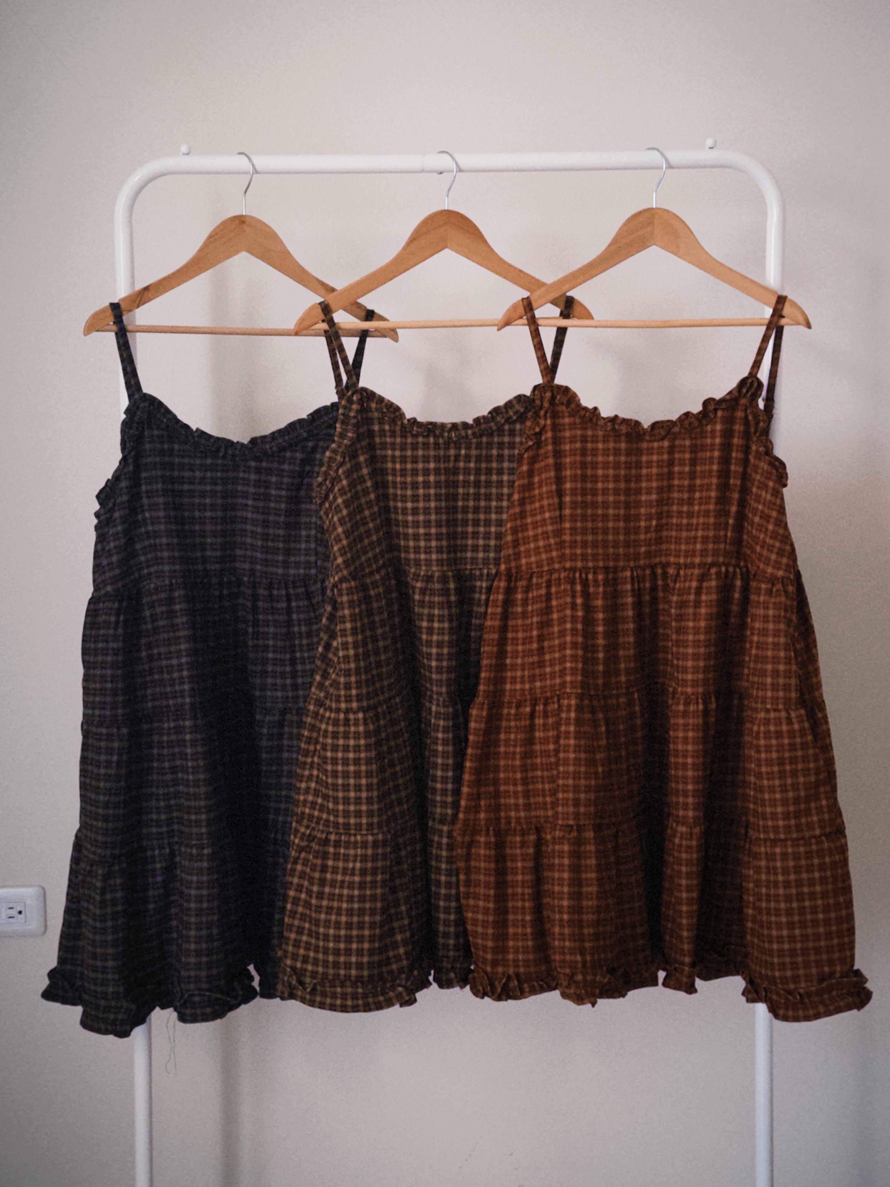 -酒香拿鐵- （荷葉邊格子短洋裝）