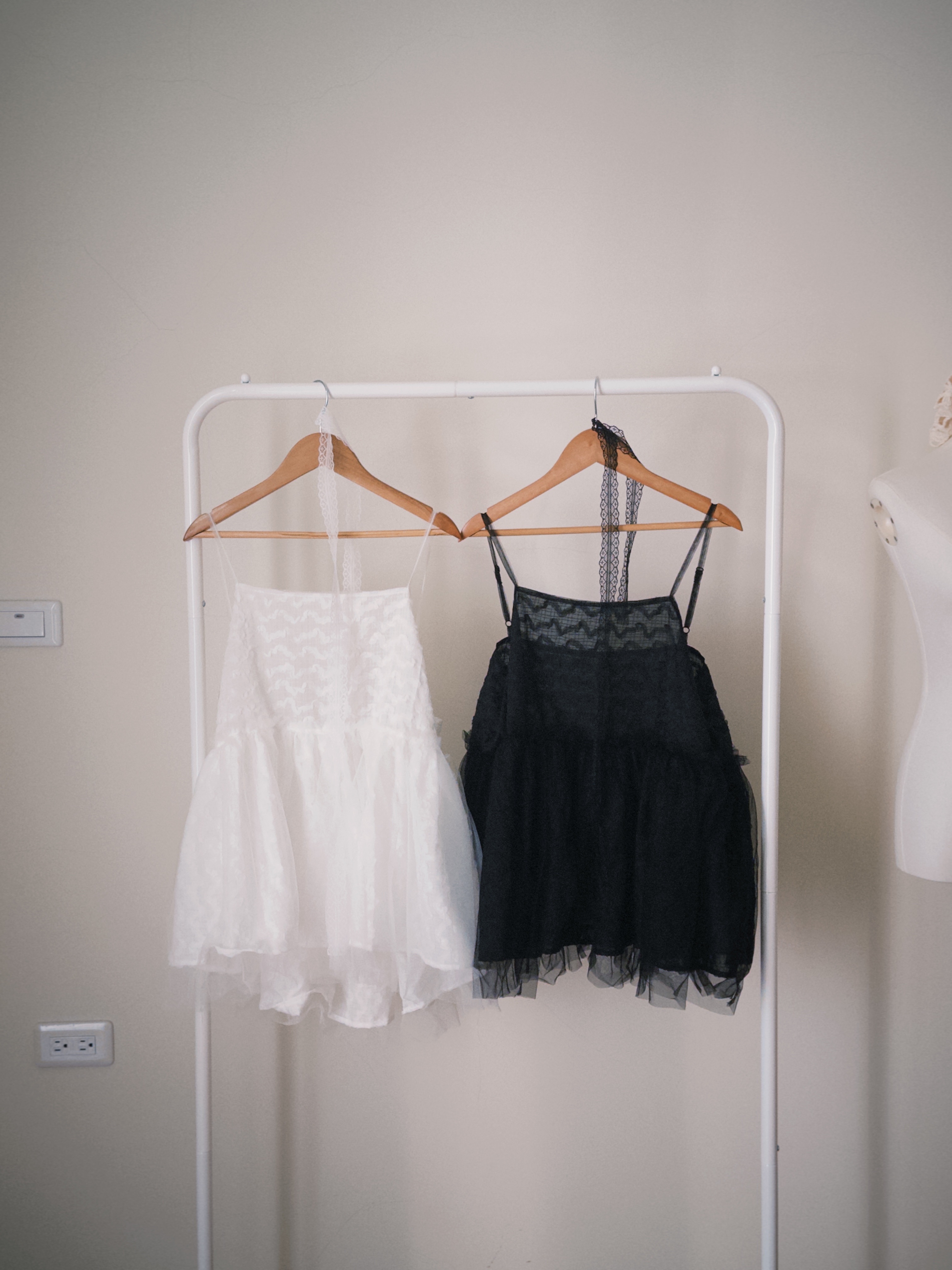 -新版 黑/白 雪公主- （立體波紋拼接吊帶背心）