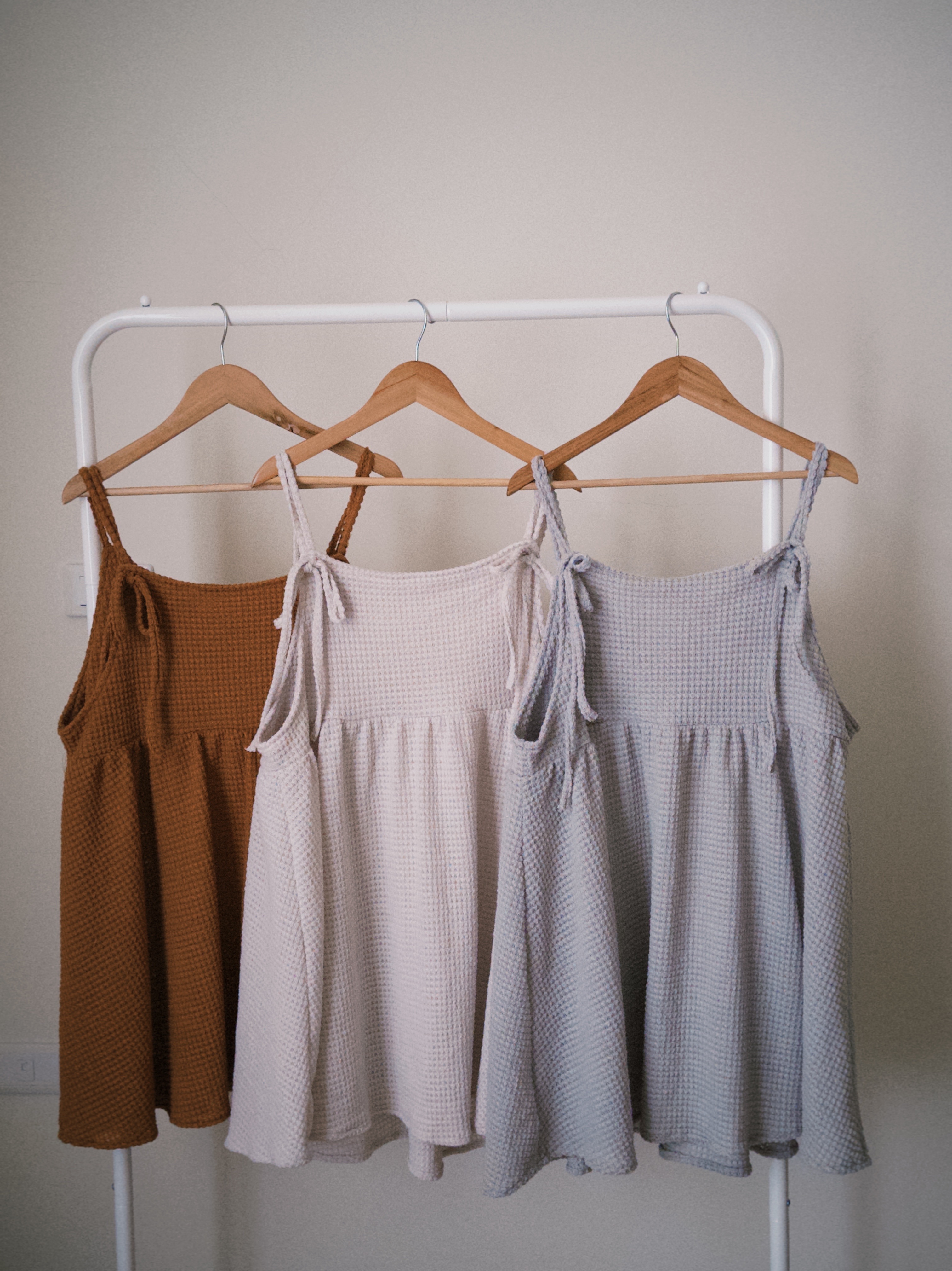 -泡泡花-（華夫格紋綁帶吊帶背心洋裝）