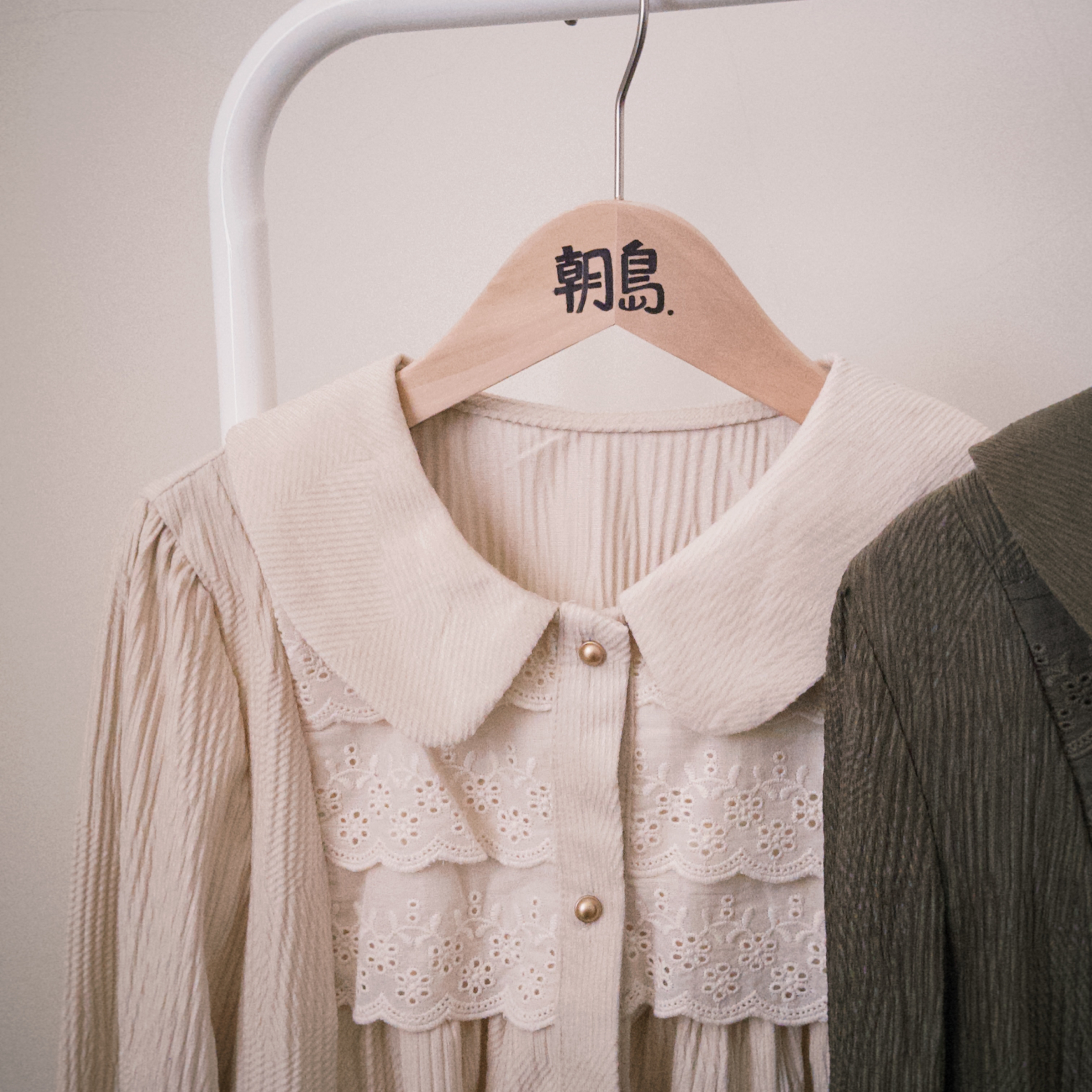 -桃子小姐-（本期必入 超舒服絨面精緻娃娃領排扣上衣）