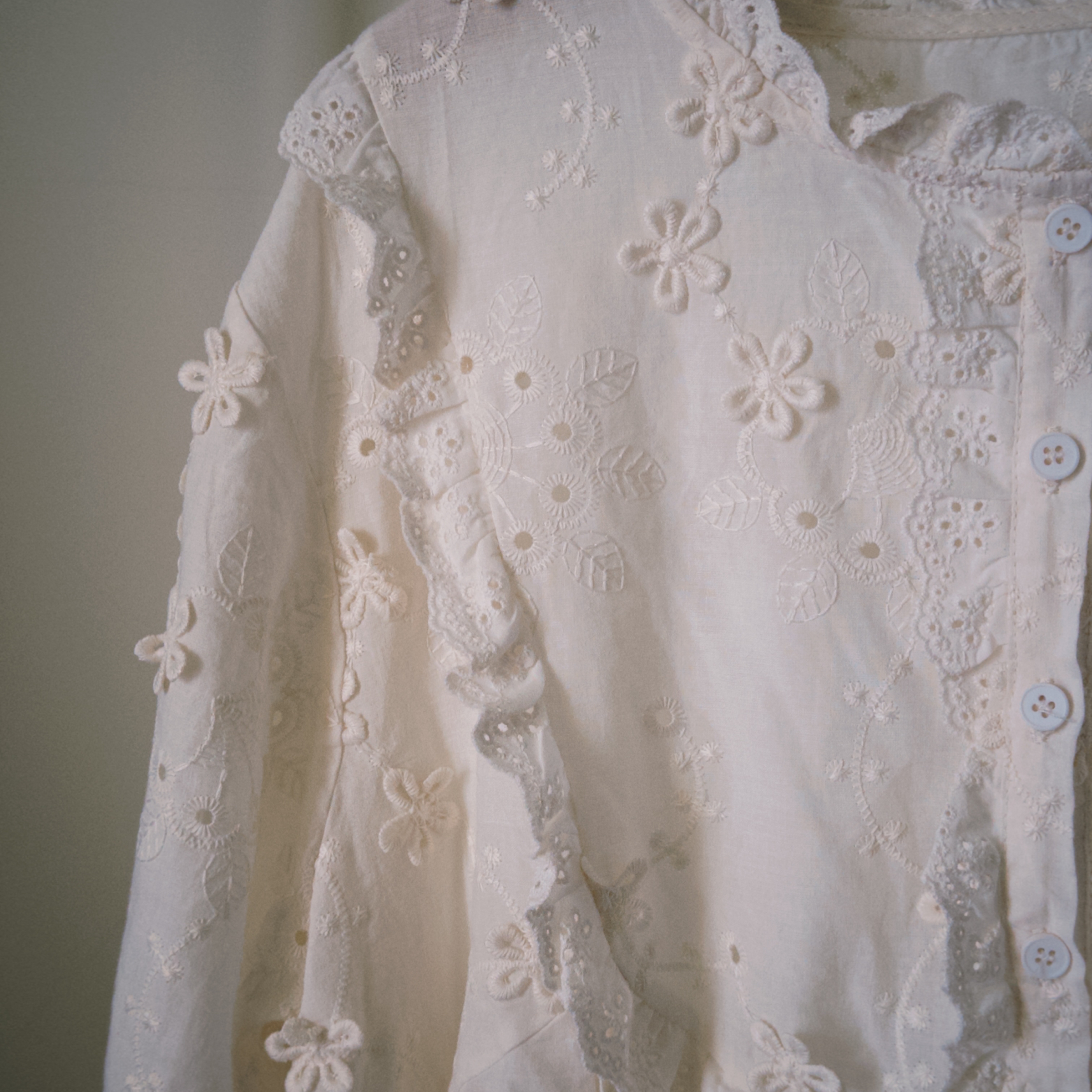 -櫻花樹下- （特色立體雕花小襯衫）