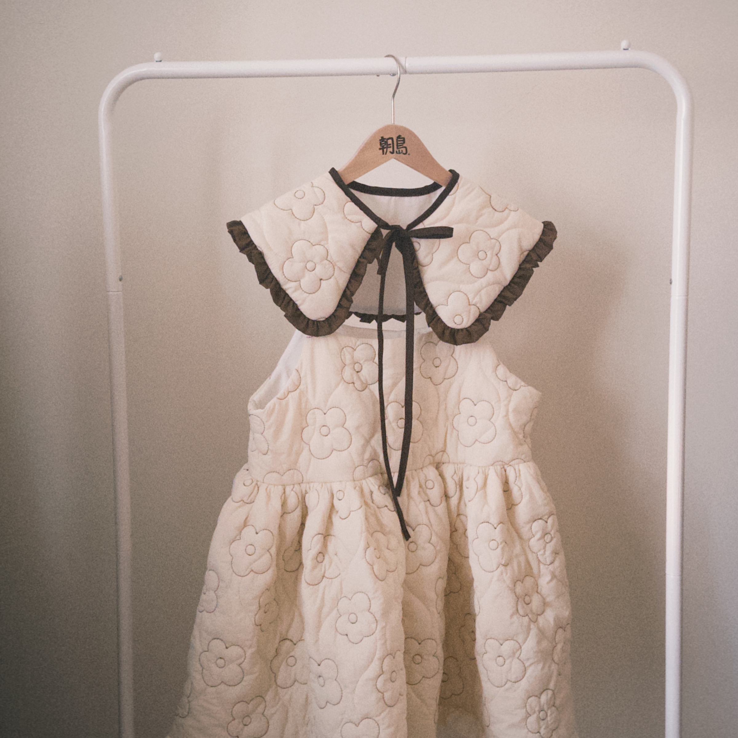 -小杯巧克力牛奶-（第二匹預購巧克力花鋪棉吊帶短洋裝背心）