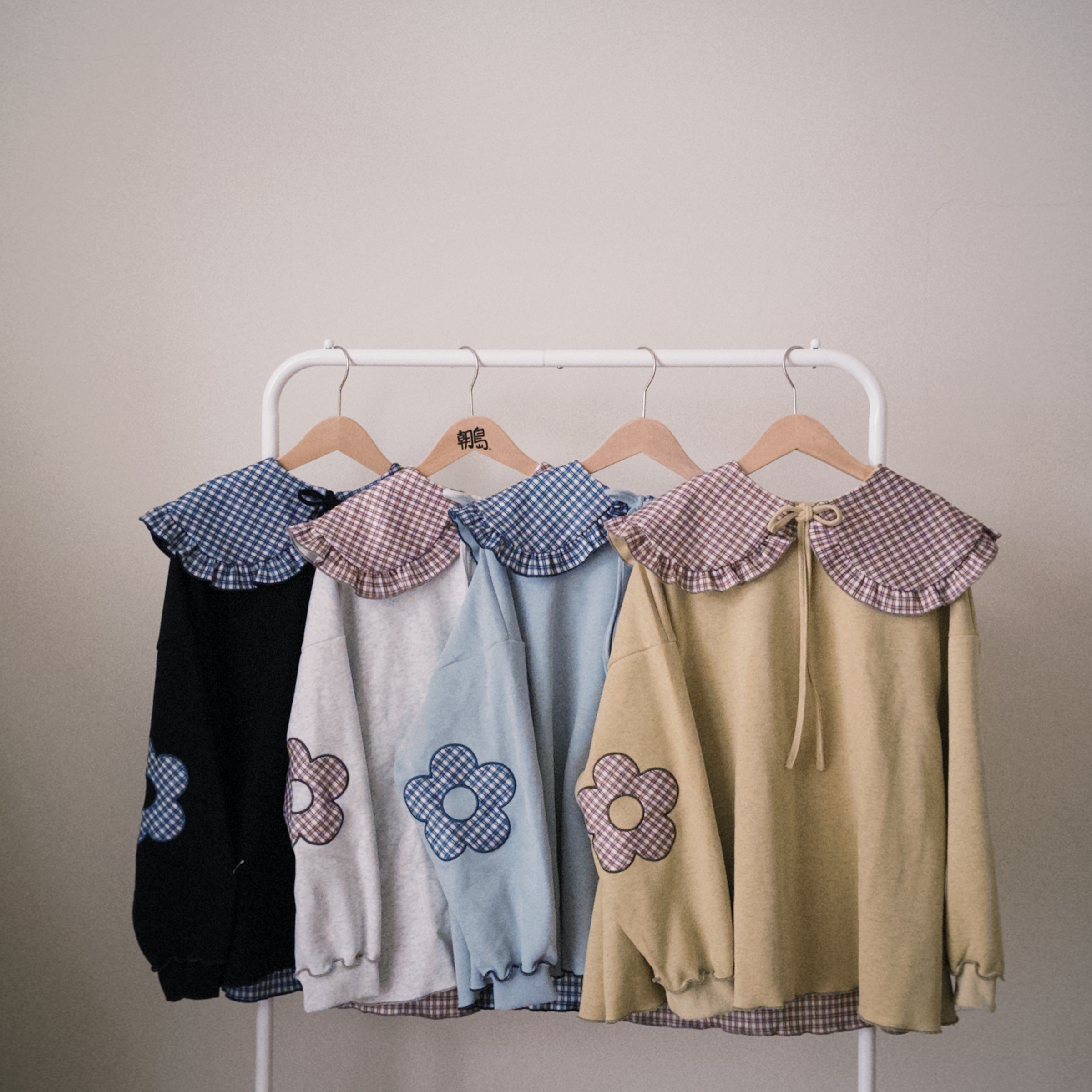 🇭🇰選品-最近愛種花-（格紋花花補丁附領片上衣）