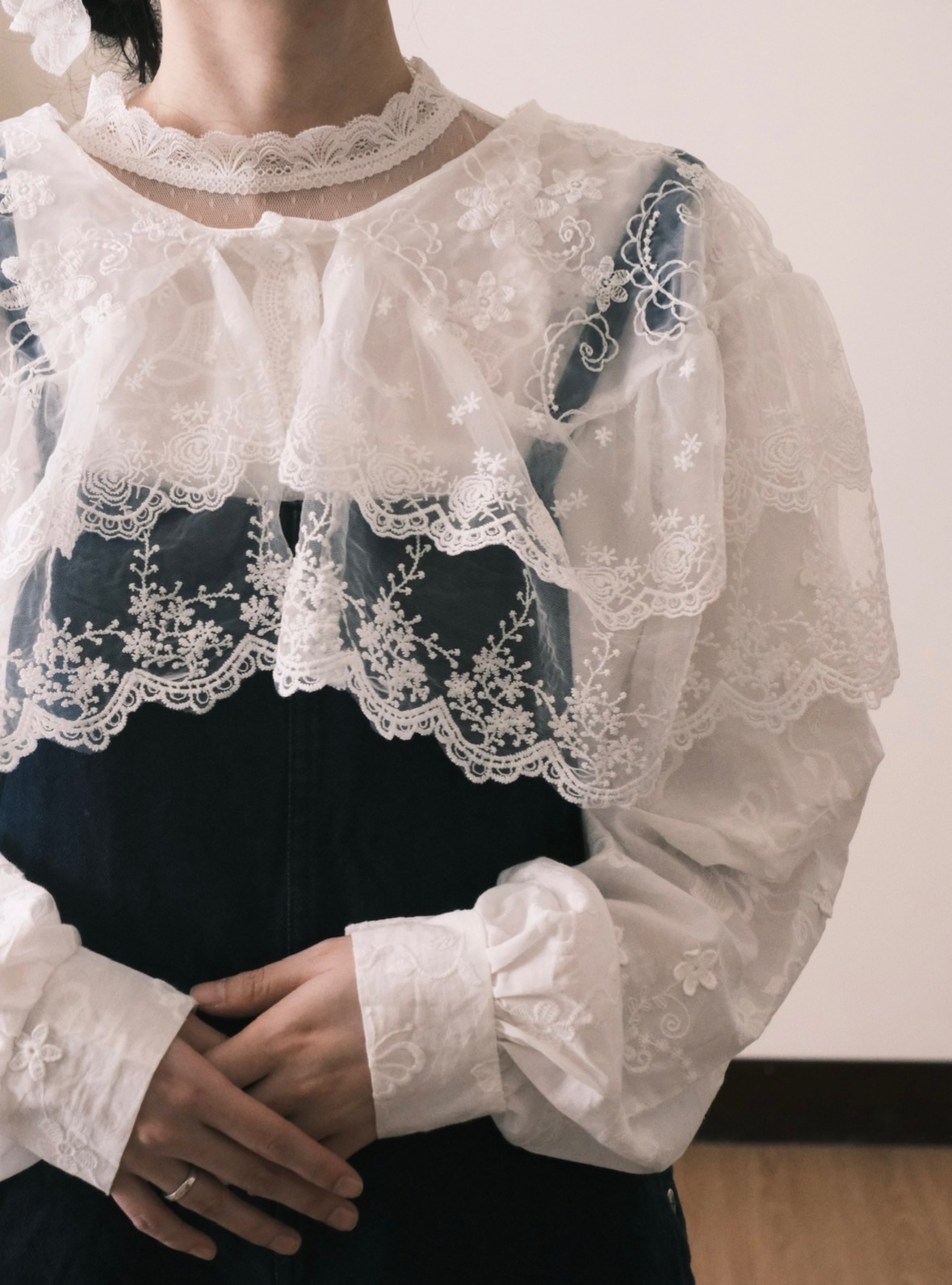 -心動兩百次的瞬間-（重工蕾絲大披肩立體刺繡襯衫）