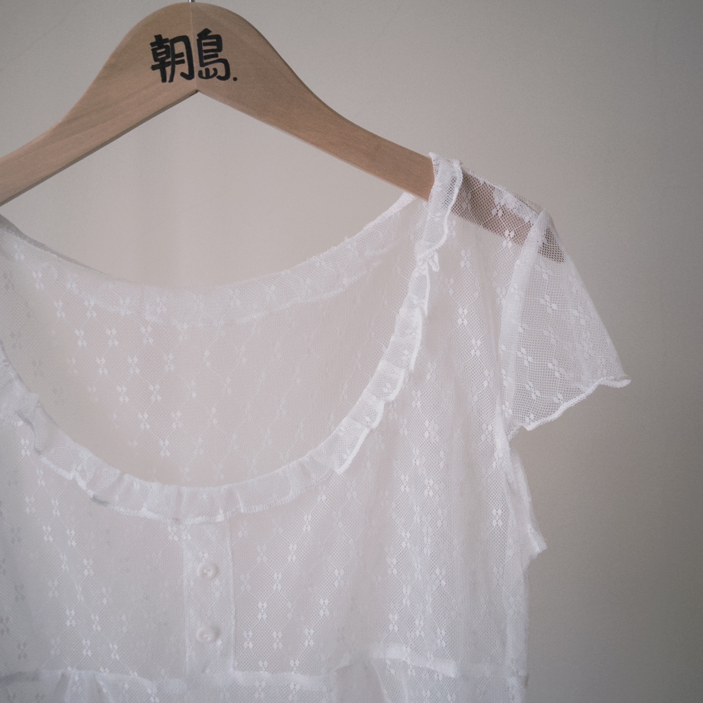 -開啟柔膚美肌-（花紋荷葉邊透膚柔軟上衣）