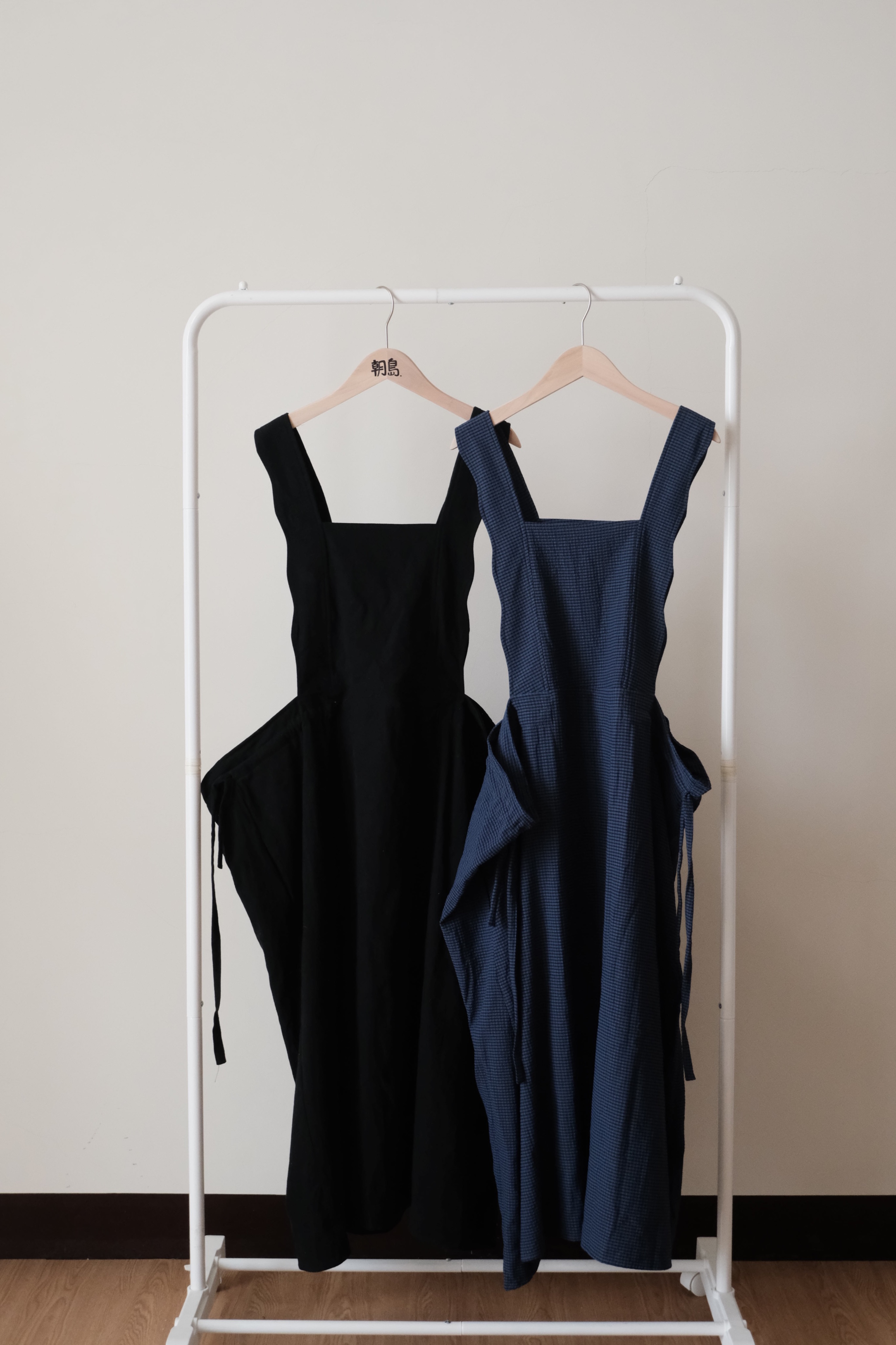 -珊瑚-（花邊吊帶超寬褲口抽繩外搭洋裝圍裙）