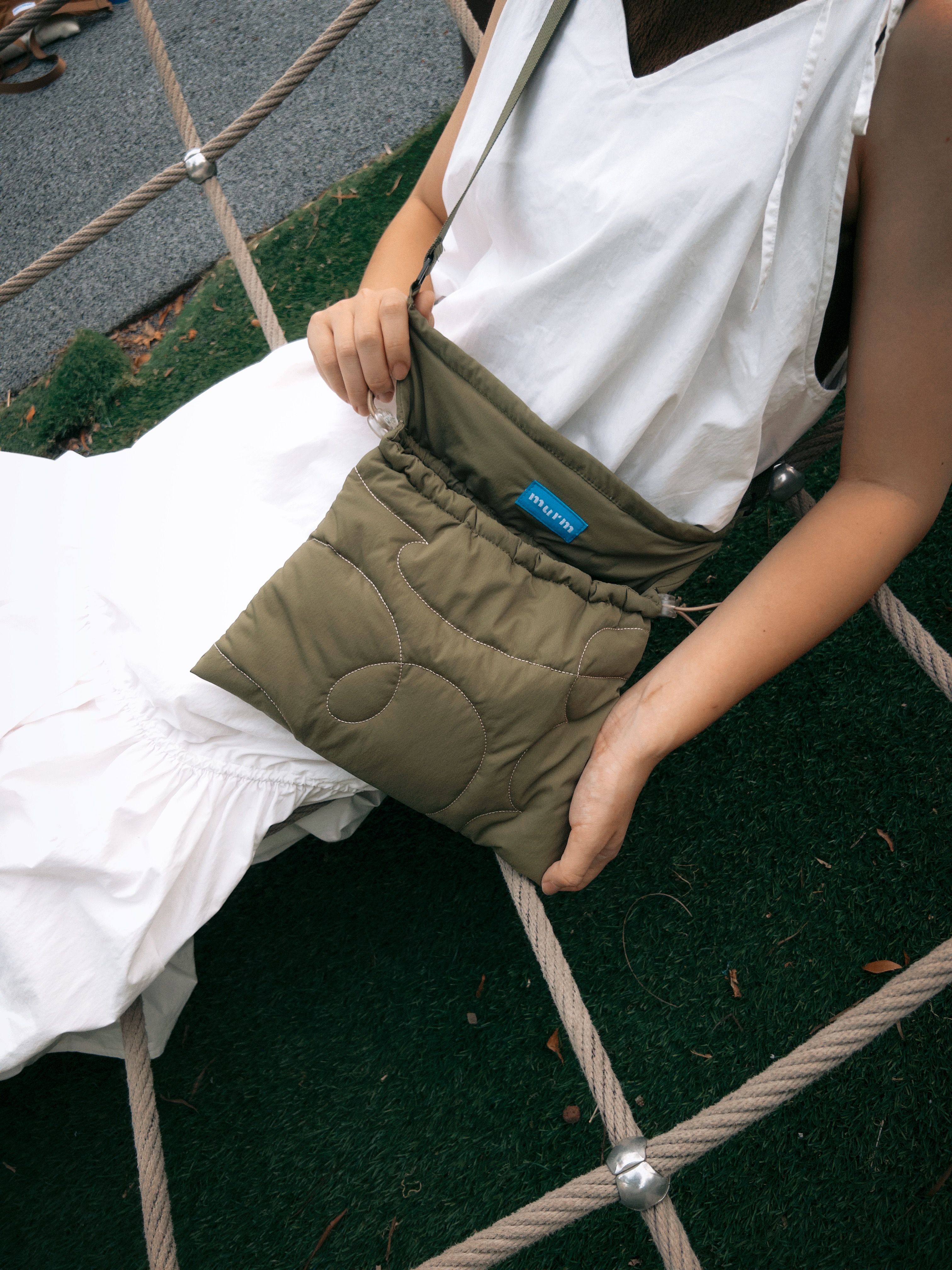 鋪棉束口側背包 - 軍綠 【 現貨 】