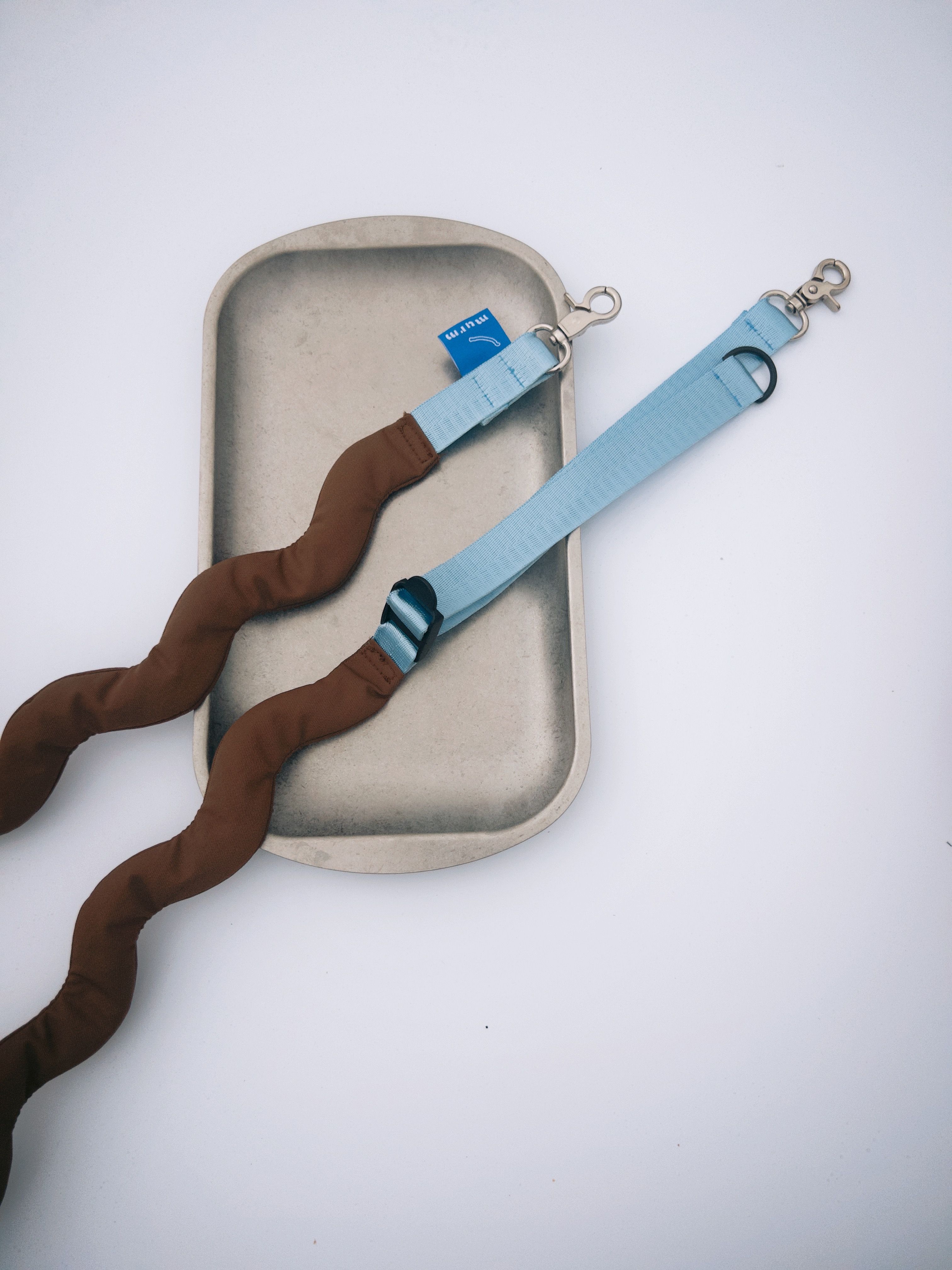 【預購】波浪鋪棉手機背帶 - 深棕/水藍