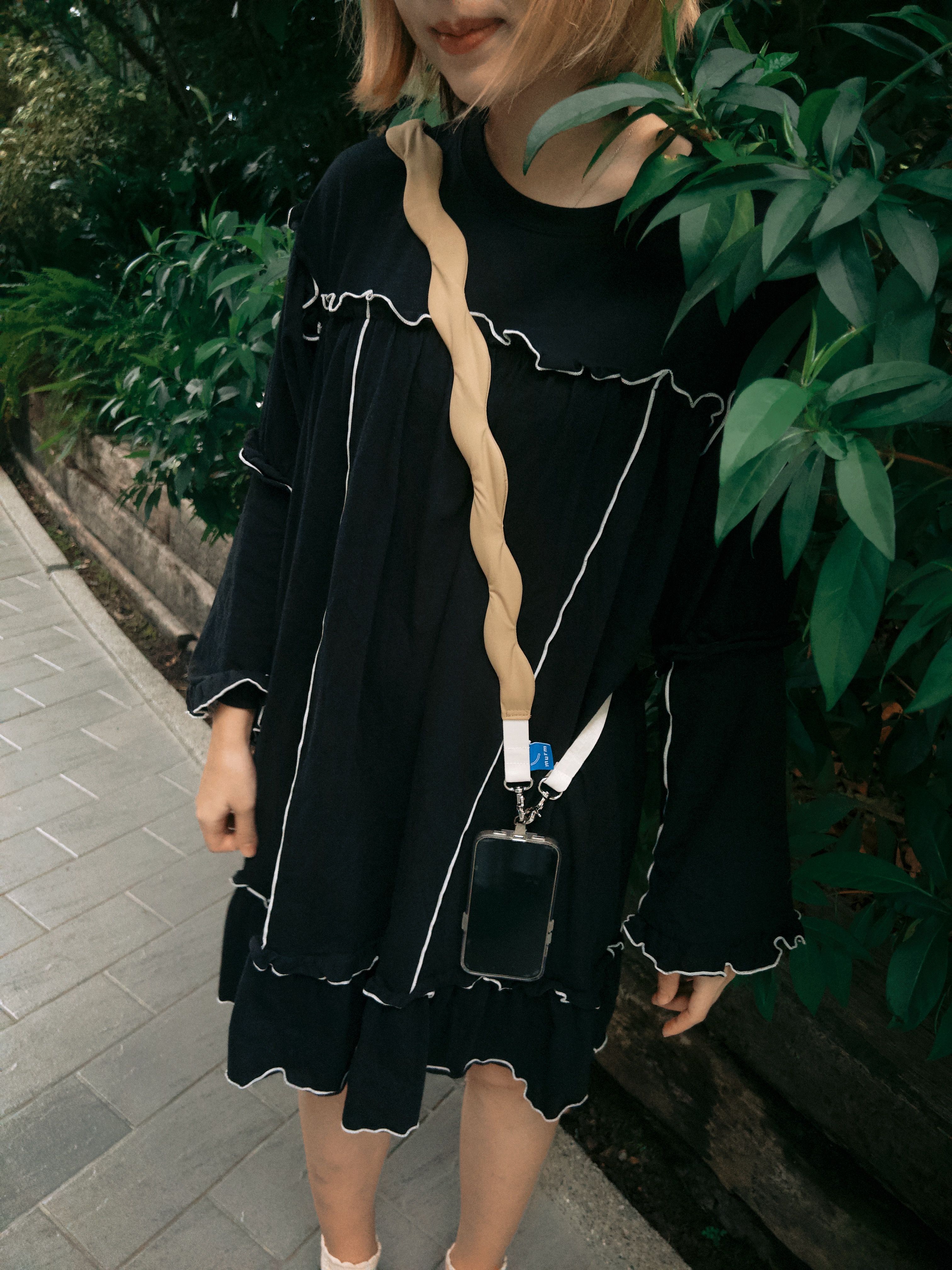 【預購】波浪鋪棉手機背帶 - 卡其/米白