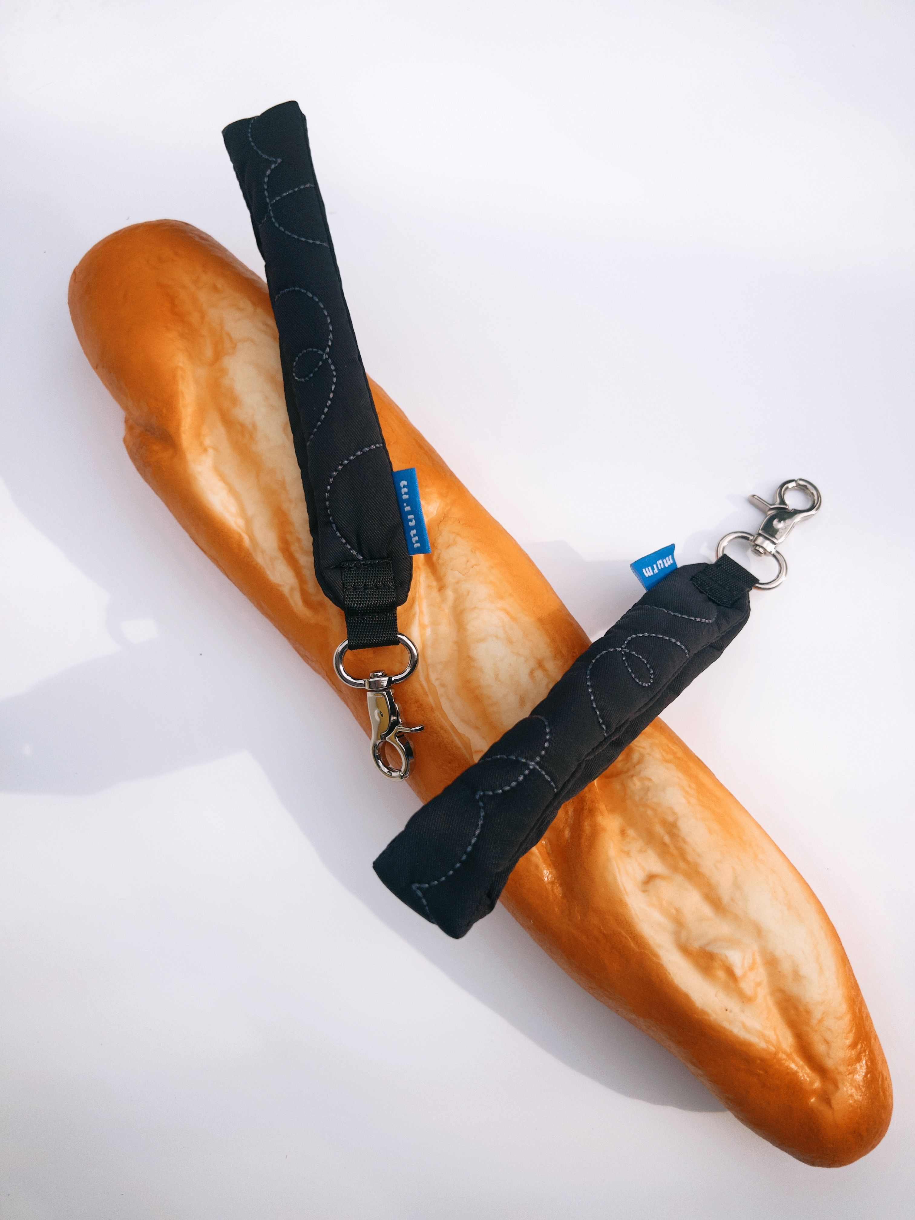 塗鴉鋪棉手機腕繩 - 黑