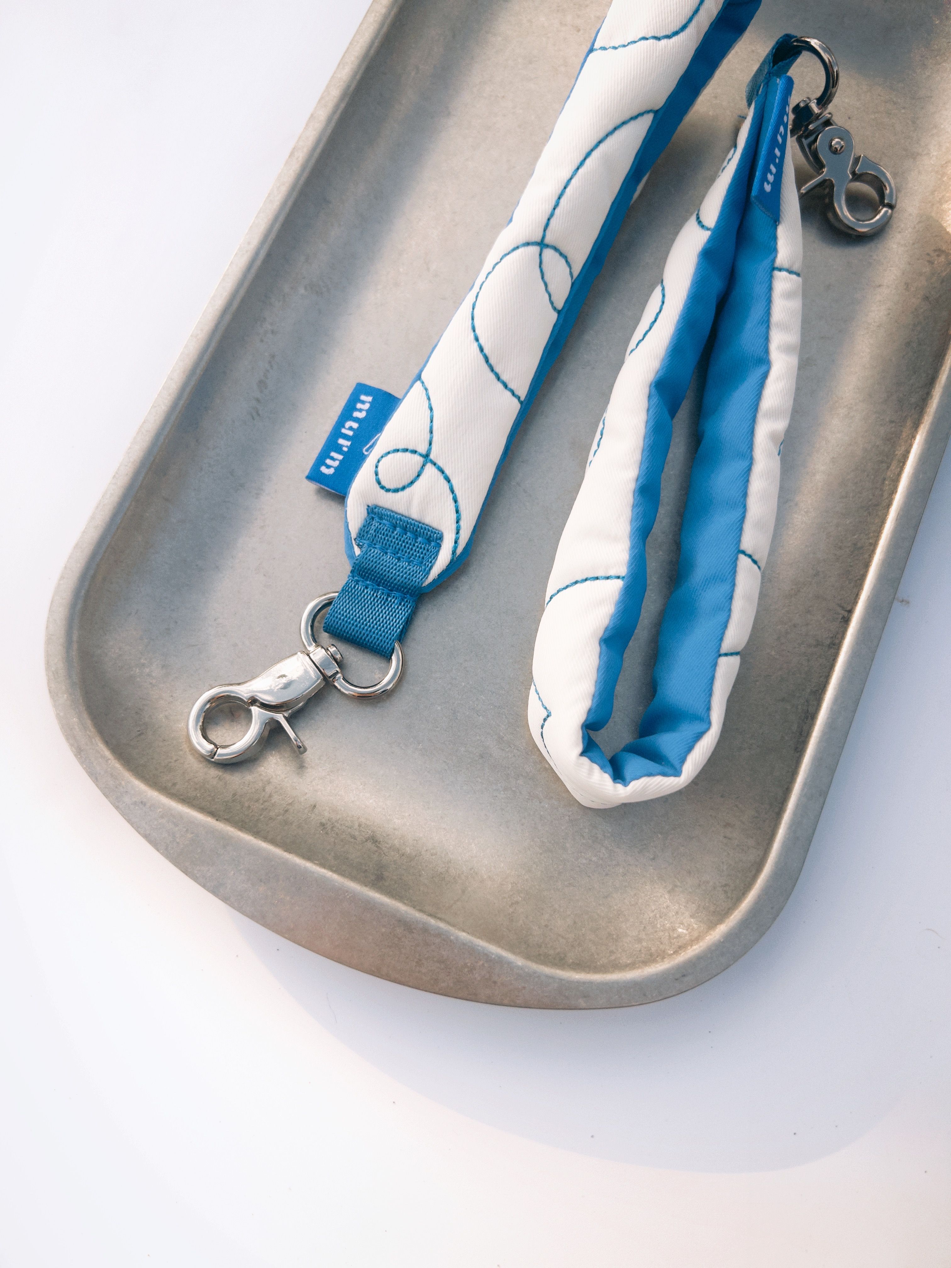 塗鴉鋪棉手機腕繩 - 白藍