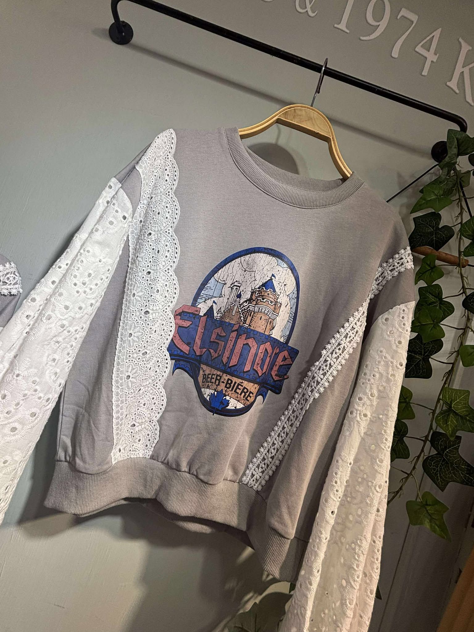 單件特價 ~    韓系拼接緹花設計印花大學踢上衣