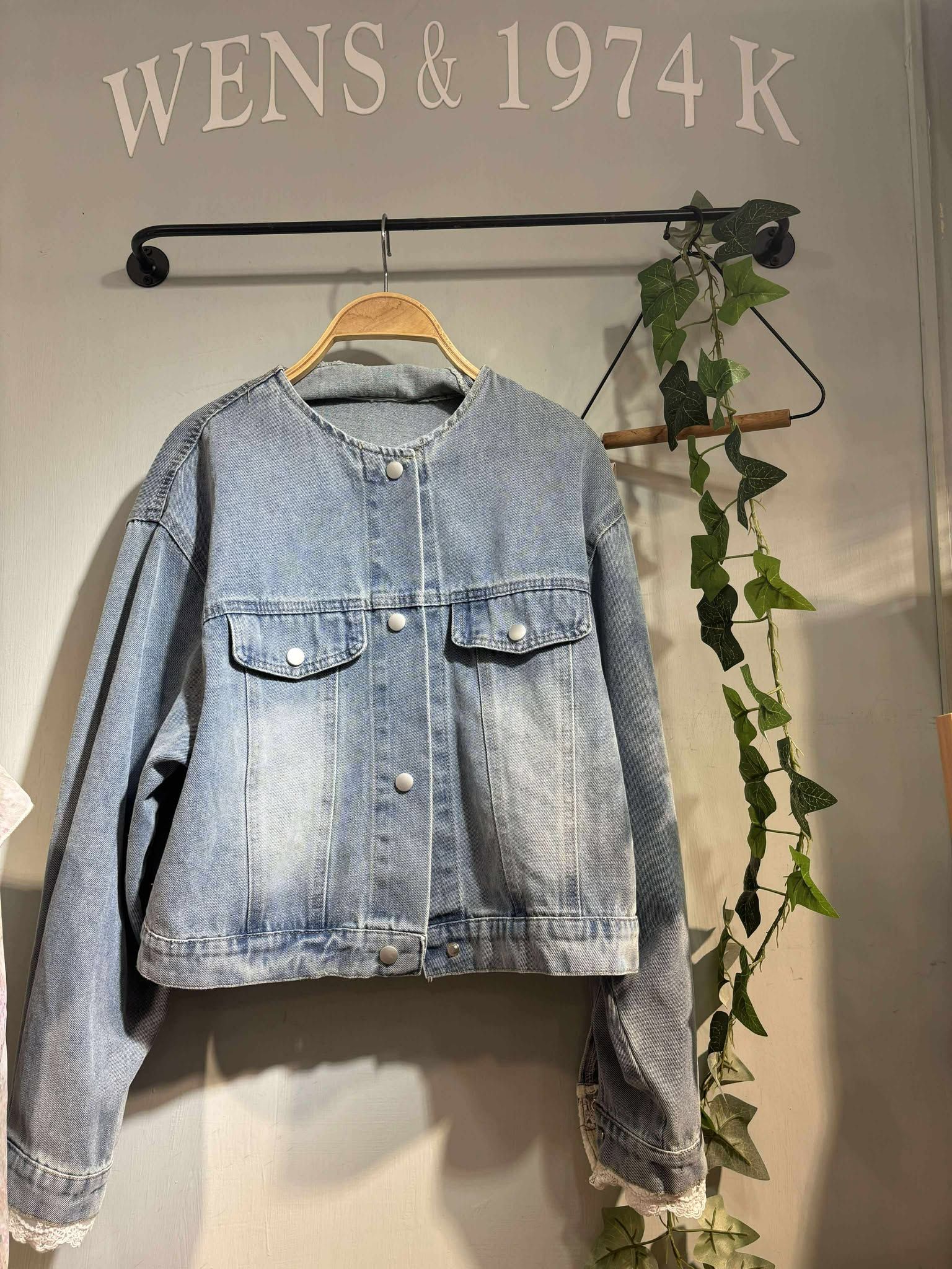 韓國原單設計款~  質感釦 ＆ 蕾絲拼接設計 挺版短版牛仔外套