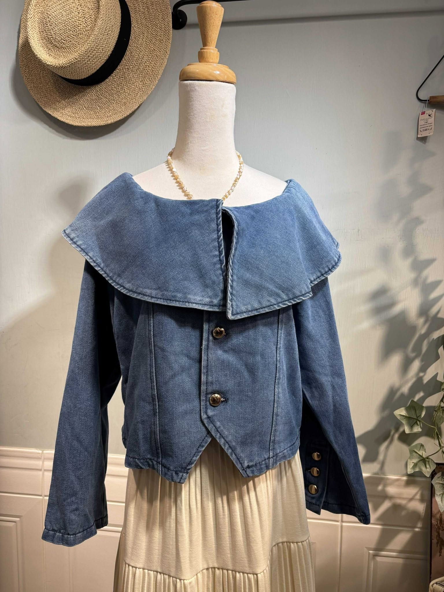 春款 韓原單自訂🇰🇷  重工 質感釦翻領挺版牛仔短版ㄧ字領襯衣 ✨