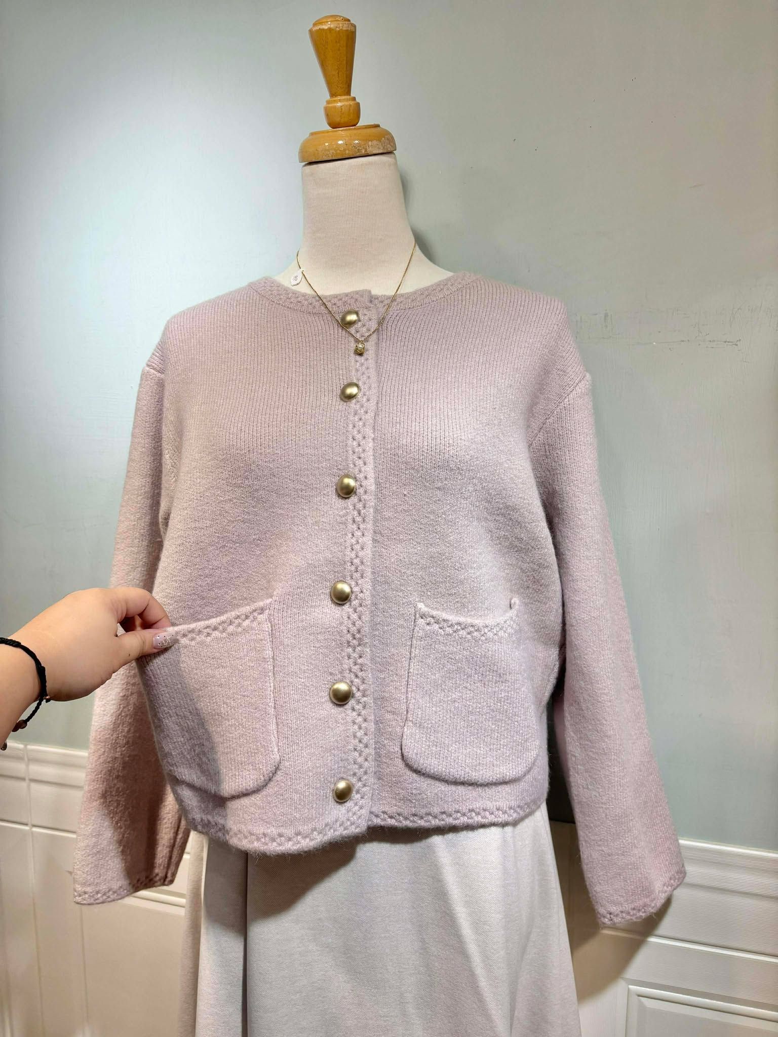 秋冬款 𝟠𝟝折 韓系歐膩 🇰🇷 同步上架  小香風 🤍質感釦厚磅小香外套上衣 🎀