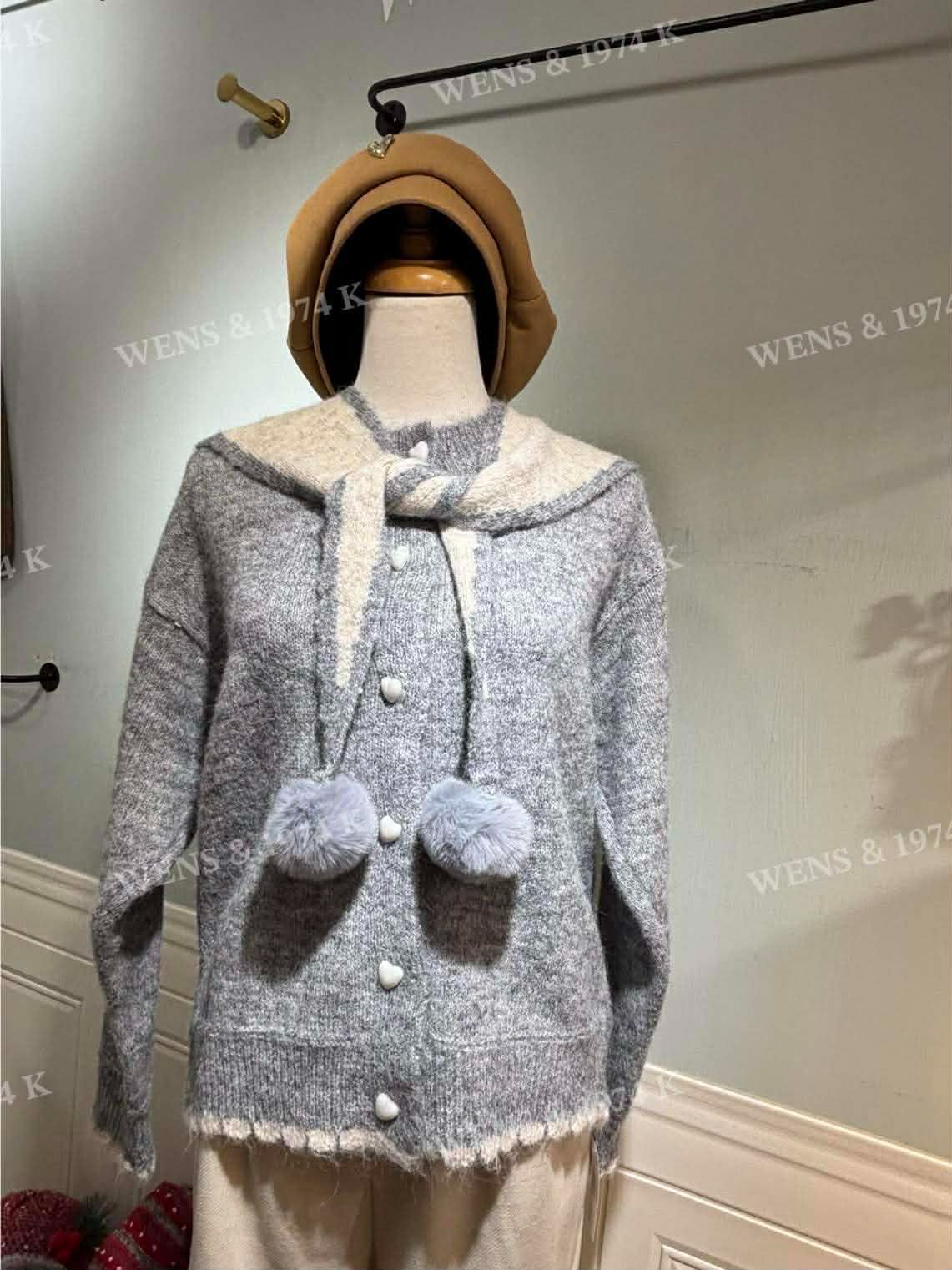 秋冬款 𝟷.-  日系 🇯🇵 質感設計 ✨ 毛毛球球綁帶披肩 + 愛心釦質感拼色花邊毛衣❄️  - 披肩＆上衣可以
