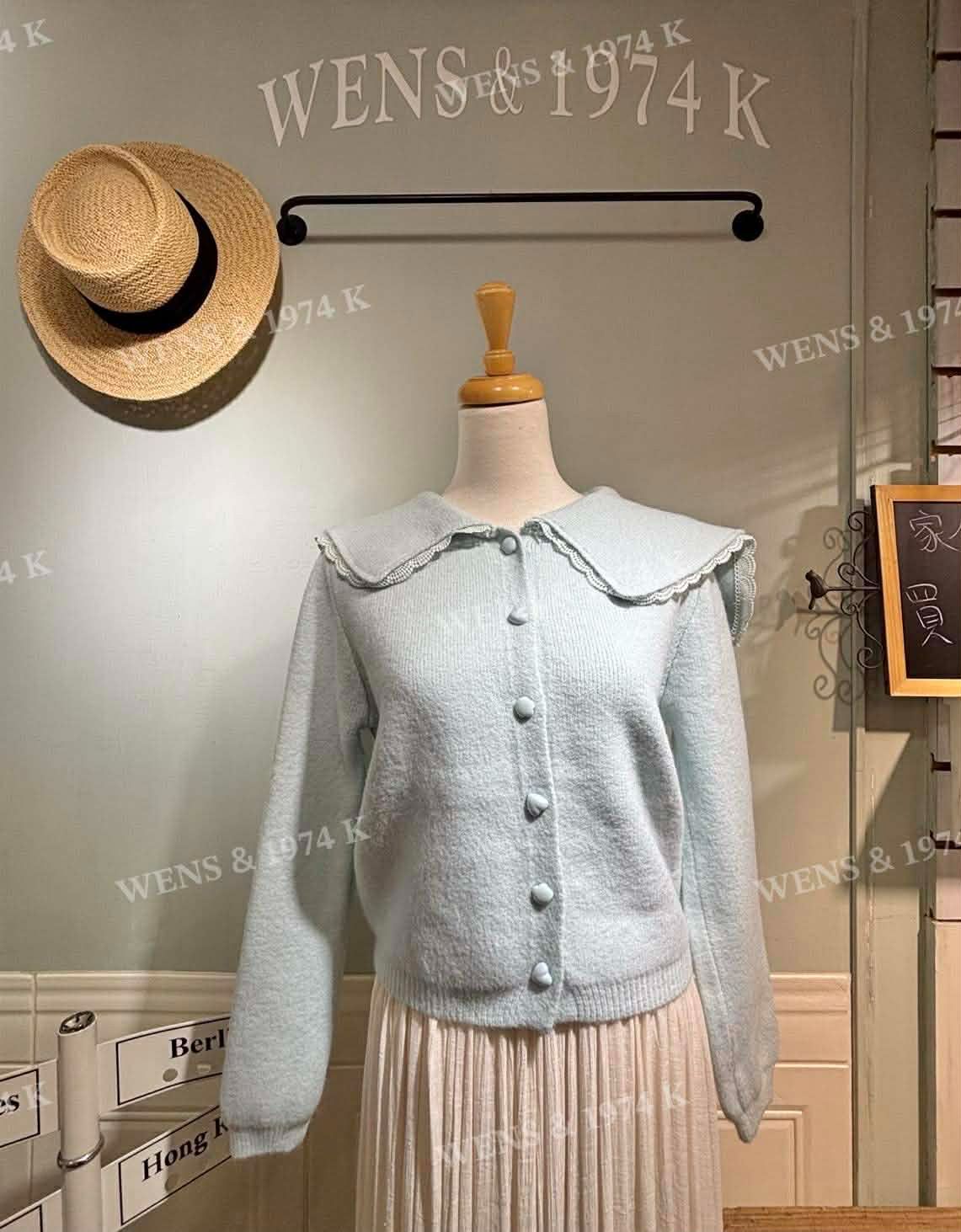 秋冬款 𝟠𝟝折.-  專櫃同步上架款 ✨ 超美質感湖水綠挺版拼接蕾絲翻領愛心釦親膚針織上衣 🎀