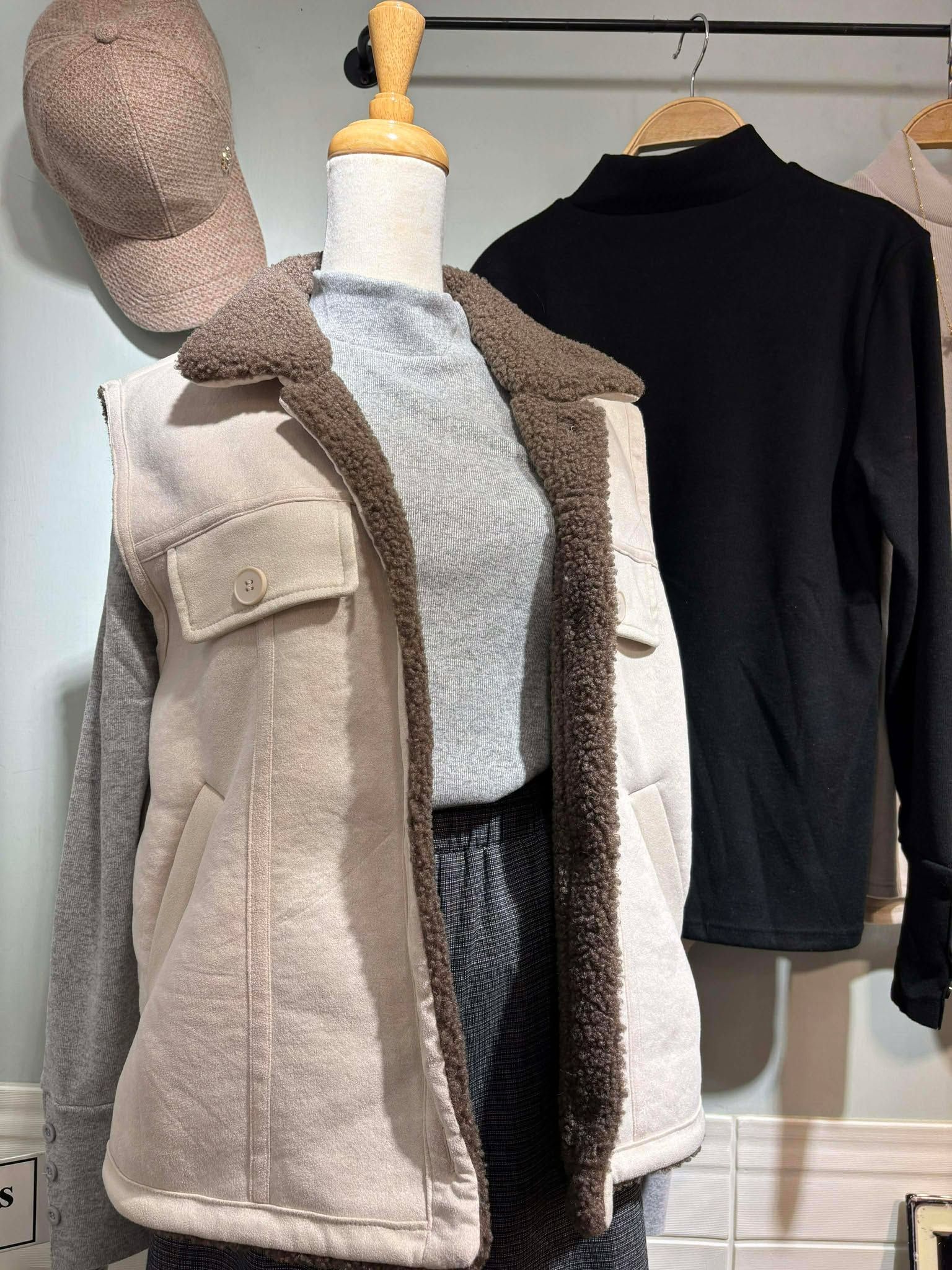 秋冬款 𝟠𝟝折  好好看拼色的翻領麂皮QQ毛背心+附小包包🤎