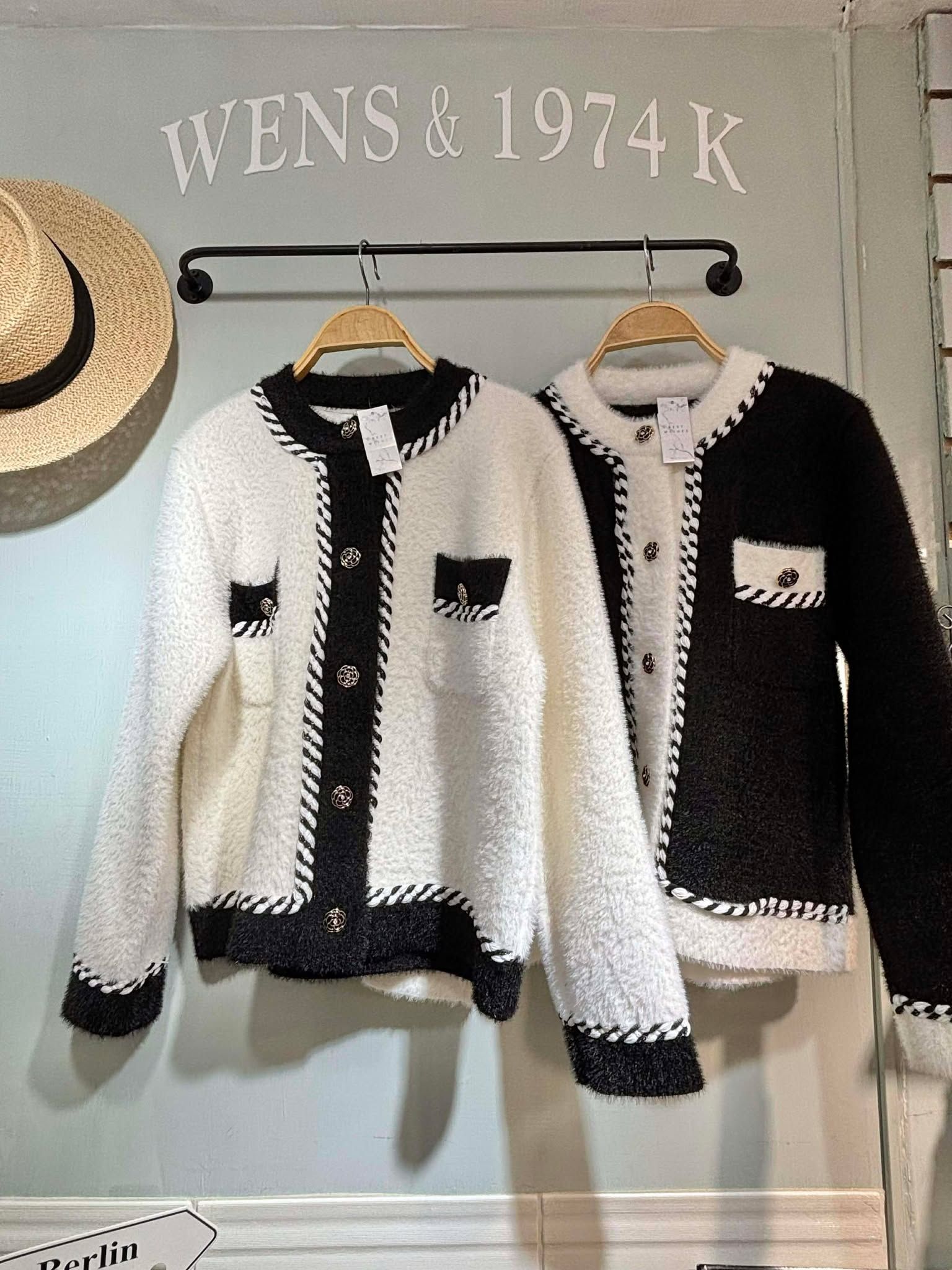 秋冬款 𝟠𝟝折 本檔必買的小香外套之一 ♠️  🔝韓系超挺質感山茶花釦金蔥水貂毛外套上衣 ✨