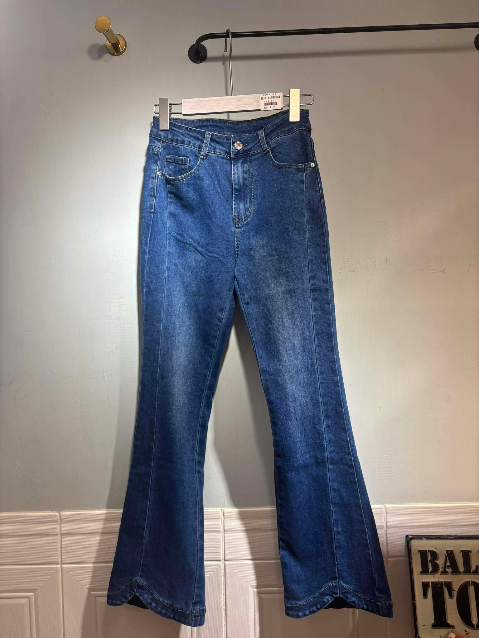 春款 ~ #終於挑到版型好看的）  上一次的款也是喇叭褲 這次的不同是 他是有點倒三角