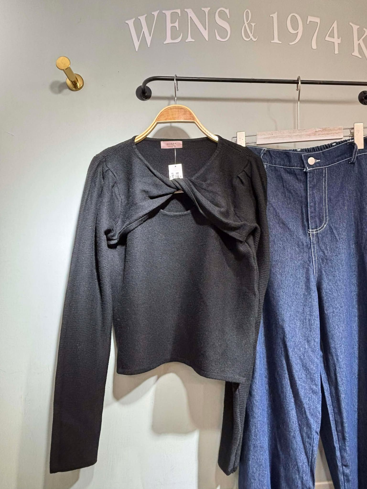 秋冬款 𝟠𝟝折 自訂款- 韓系前扭結挖空假兩件針織微短上衣