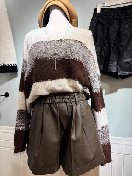 秋冬款 𝟠𝟝折 終於找到肉肉女生可以穿的皮褲了  這件適合L~2L穿