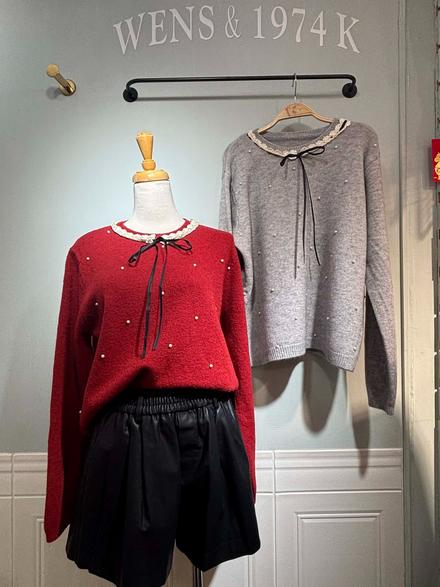 秋冬款 𝟠𝟝折 韓系針織釘珠蕾絲綁帶質感上衣 （ 酒紅/花灰色）