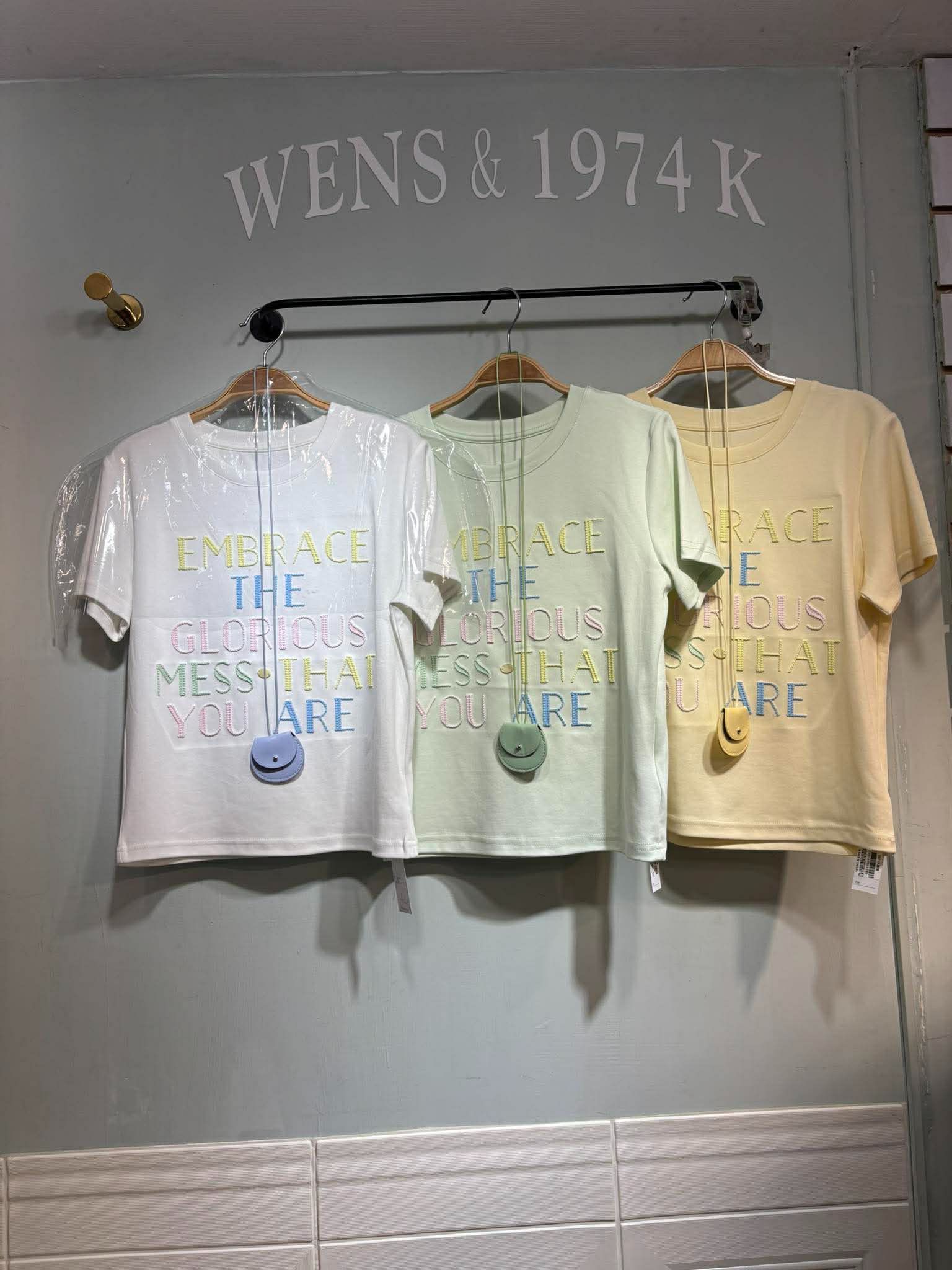 春夏新款～  自訂款 95%純棉質感 彩色立體英文字 ＆ 質感馬卡龍色系 + 質感皮掛包✨ 3色 - 奶白/酪梨綠/鵝黃