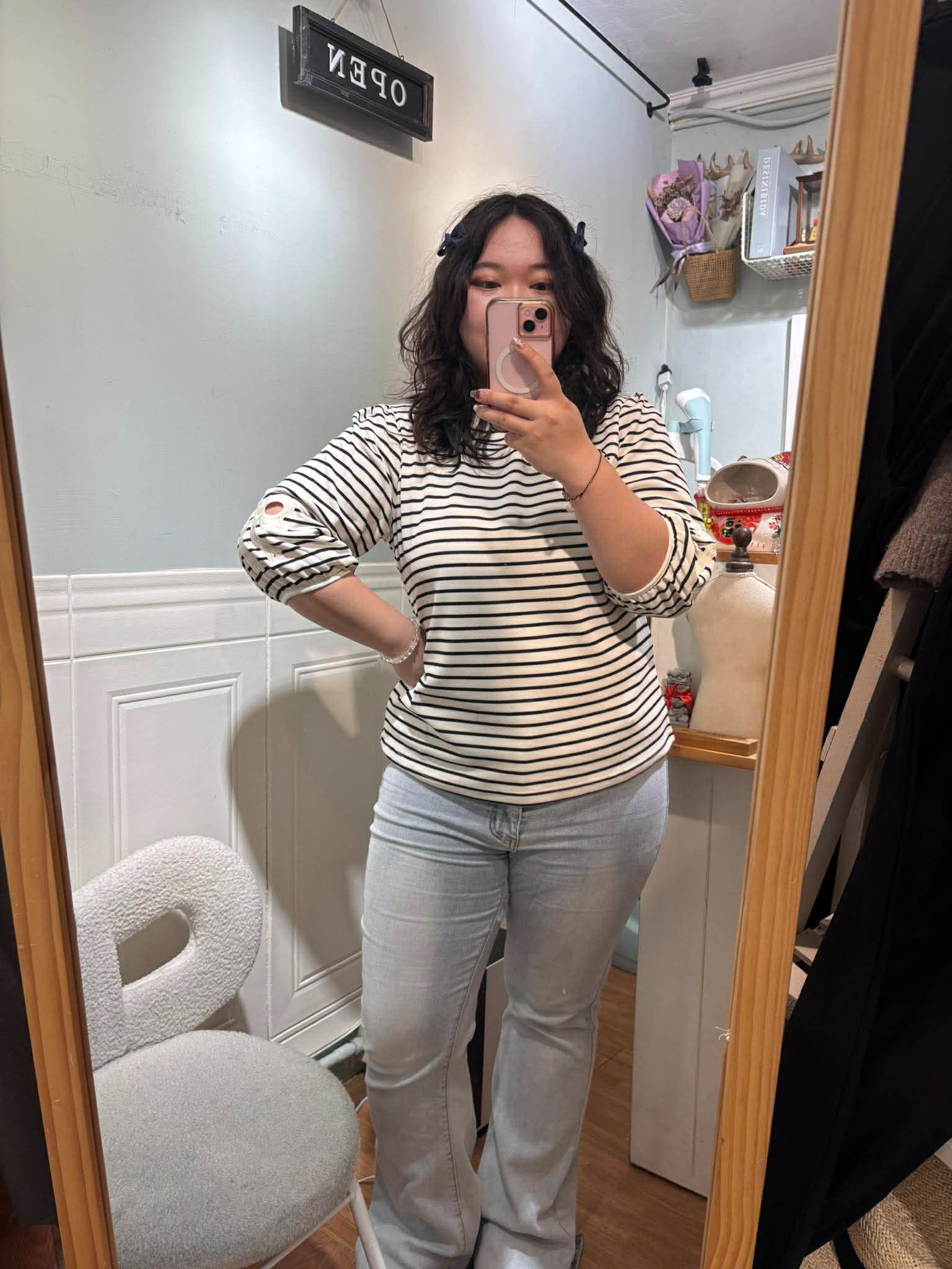 條紋也可以氣質又好看～✨ ✨ ℳ𝒶𝓇𝒸𝒽 ~  春夏新款～  嚴選｜蝴蝶結鏤空設計挺版條紋上衣