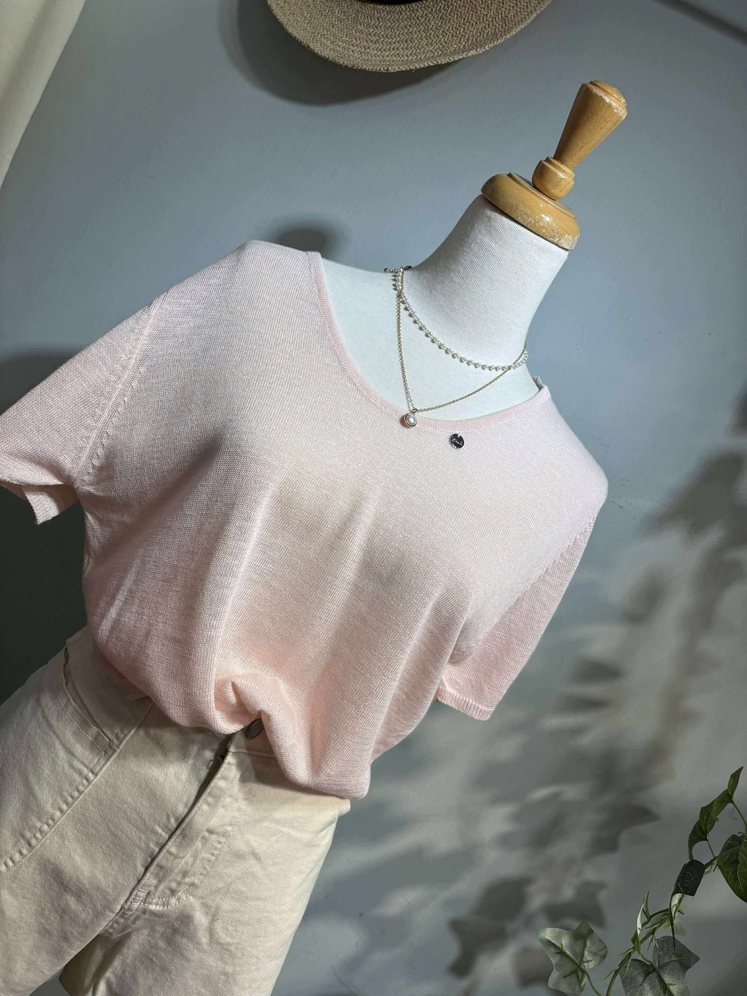 ✨ ℳ𝒶𝓇𝒸𝒽 ~  春夏 - 極簡小圓標櫻花粉透氣針織上衣 ✨