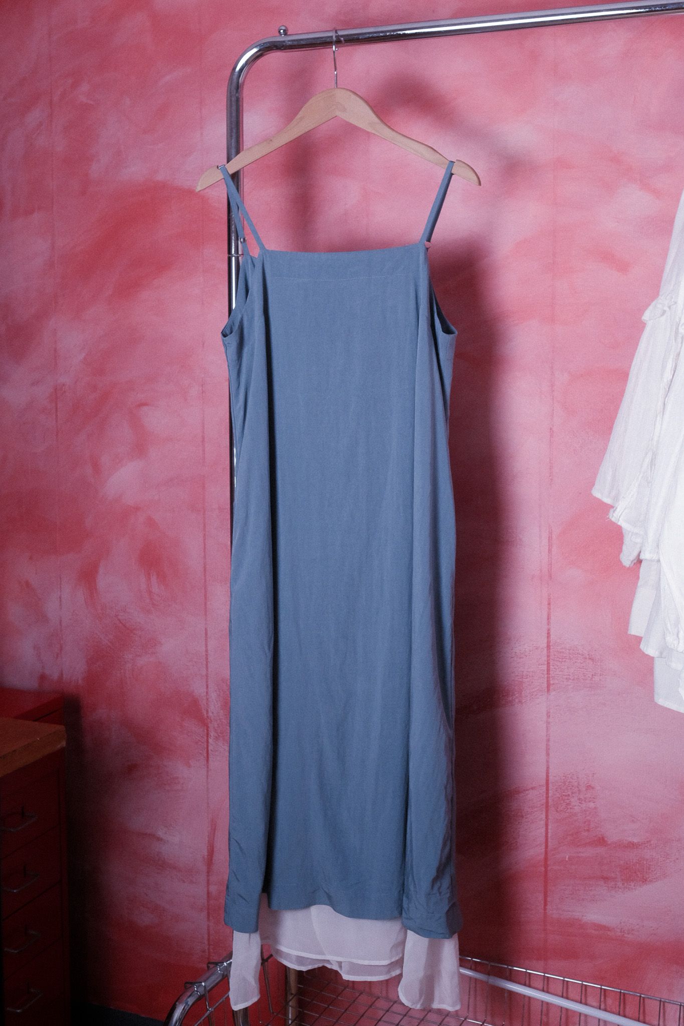 灰藍質感滾白邊細肩帶長裙