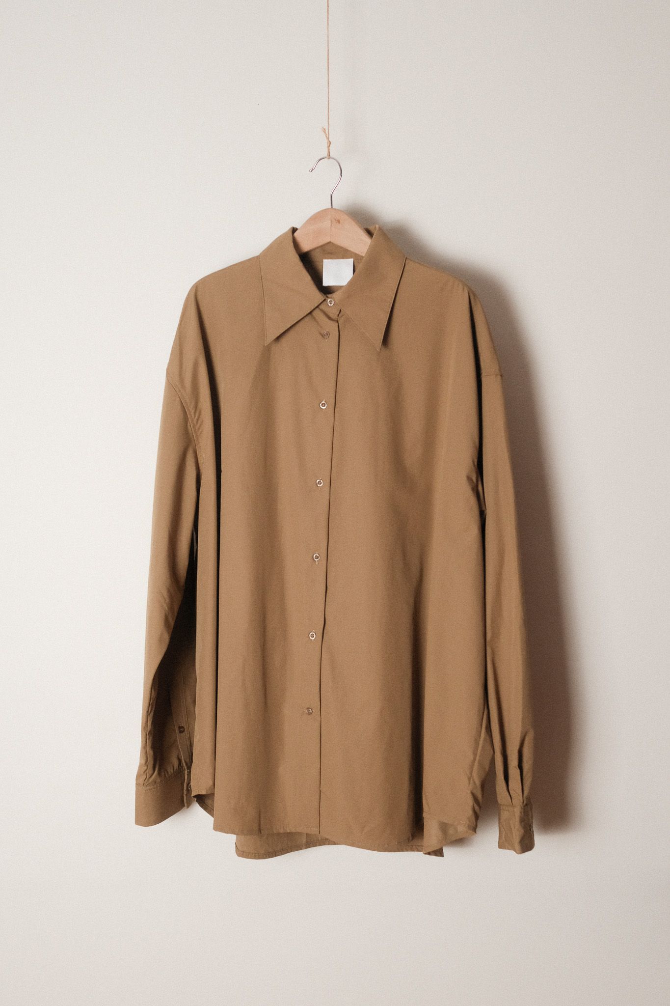 Studio Doe卡其長袖垂墜感絲質襯衫