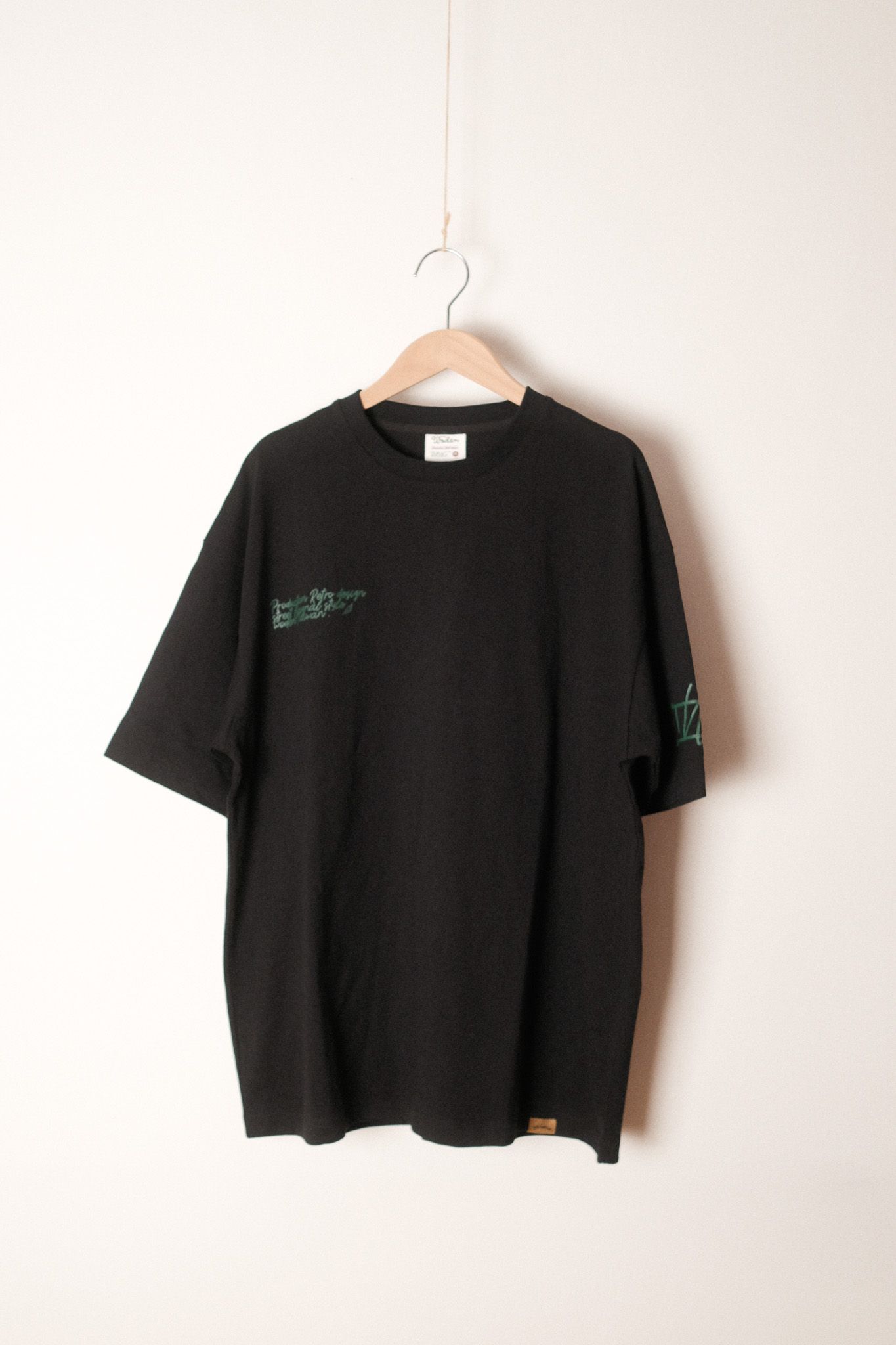 Woden黑色塗鴉字體中磅短T