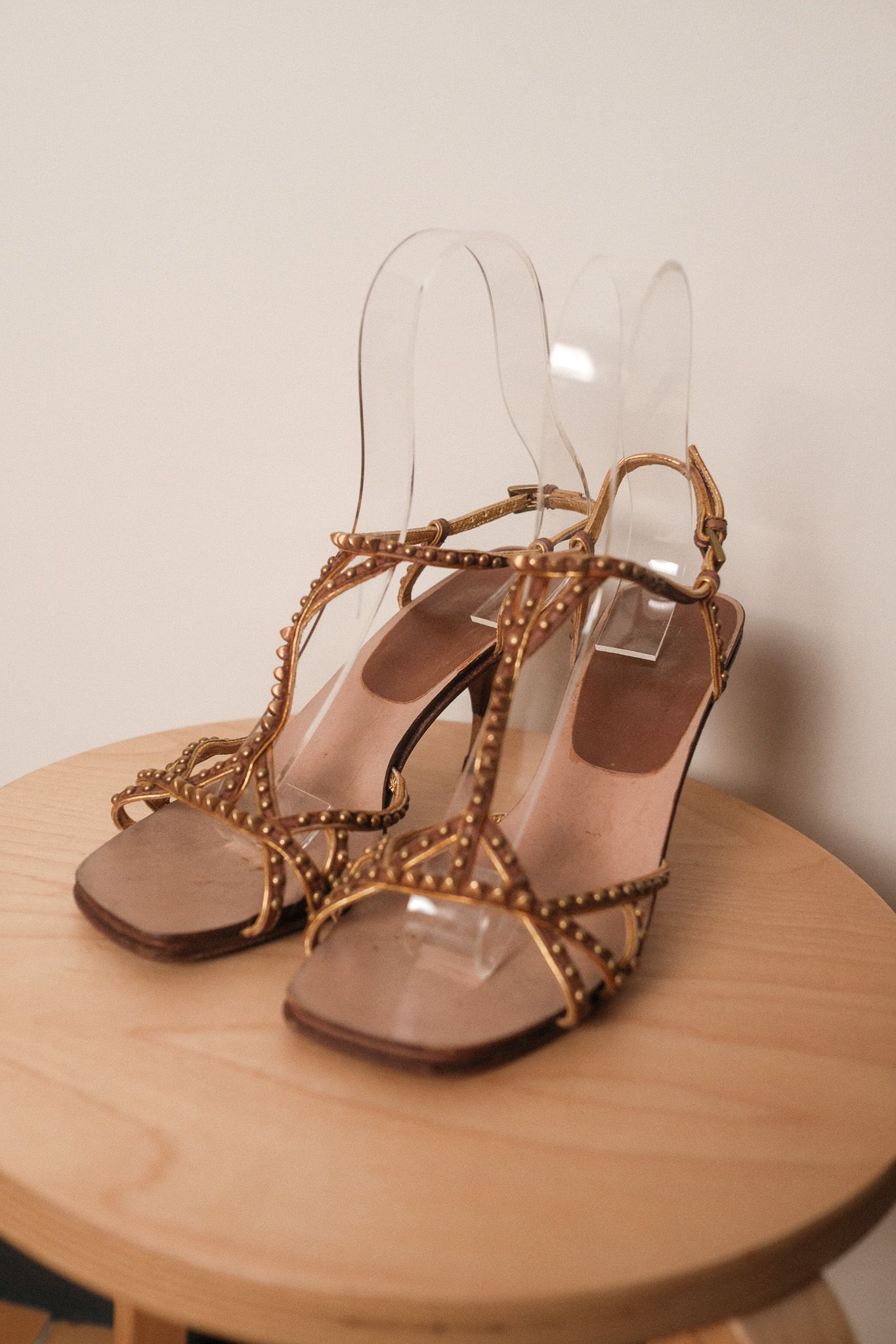 Prada酒杯跟鉚釘綁帶高跟鞋