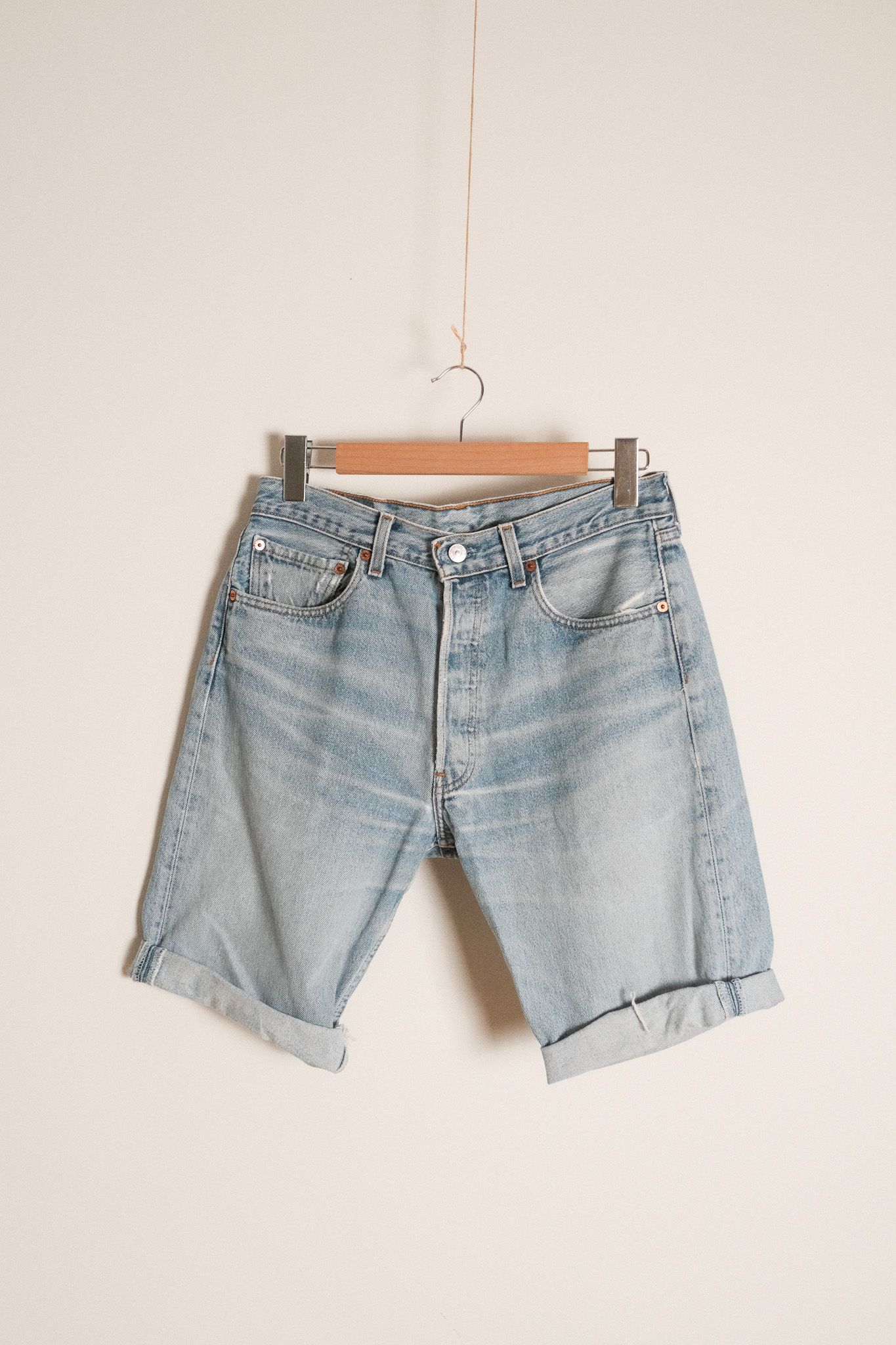 男子 Levi’s 501改製短褲