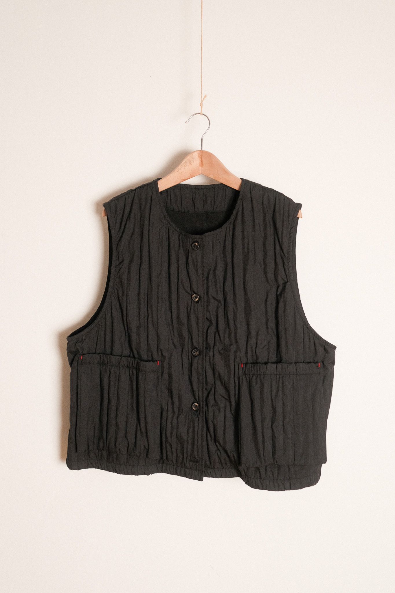 黑色大口袋輕薄背心