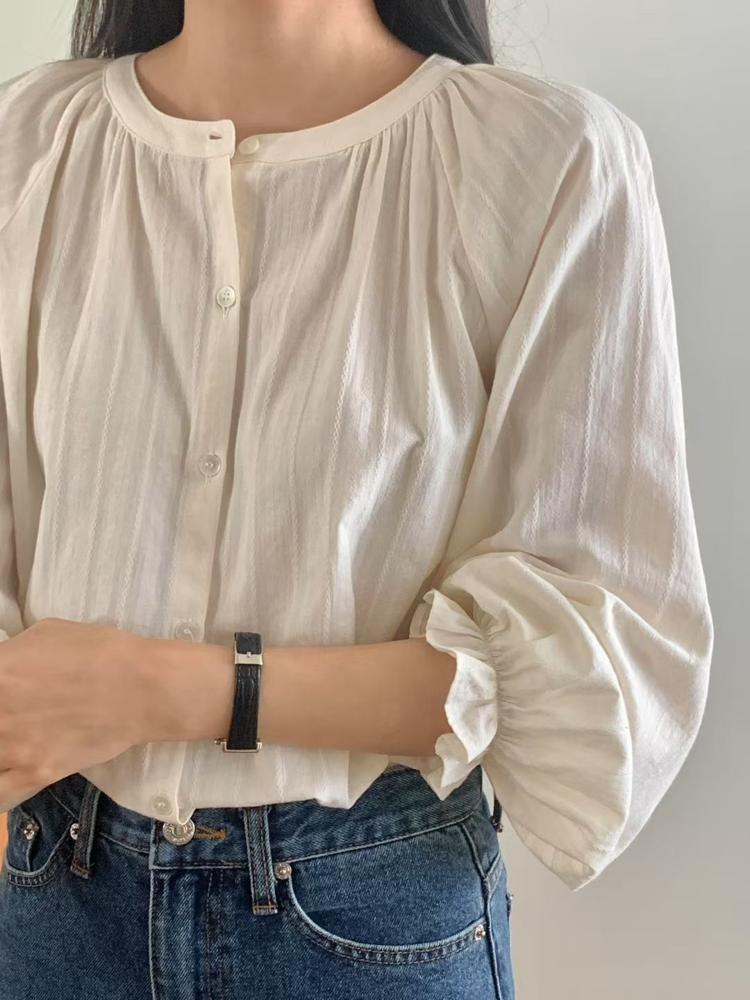 【咕G歐妮】現貨。正韓抓褶圓領襯衫（3色） 氣質緹花長袖上衣 荷葉袖長袖襯衫 花苞形袖口 法式優雅設計款 韓國製流行