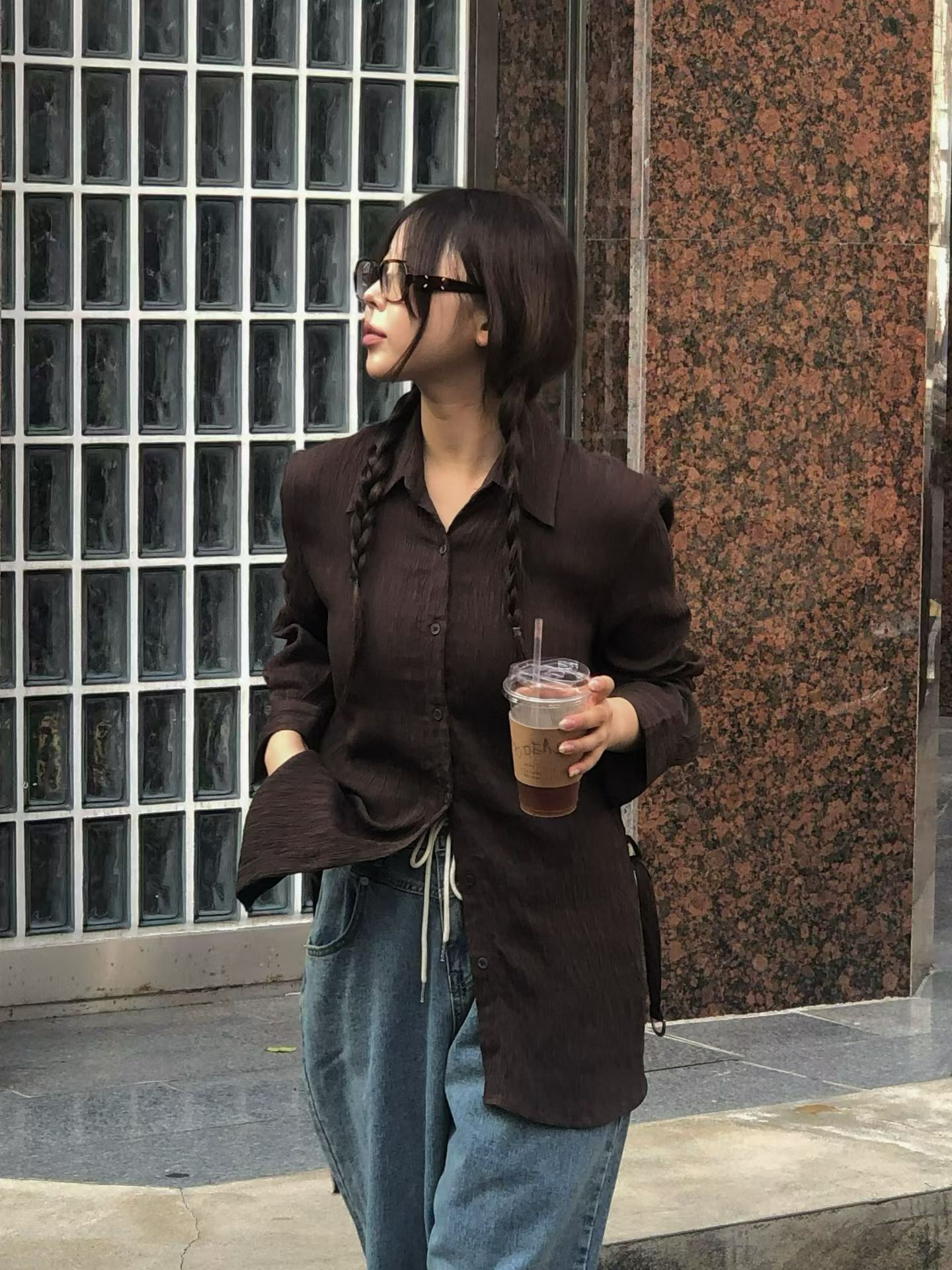 【咕G歐妮】正韓現貨。皺褶壓紋修身襯衫（2色） 附腰帶氣質收腰顯瘦 可配同款長裙 慵懶簡約垂墜感長版上衣 韓國製流行女裝