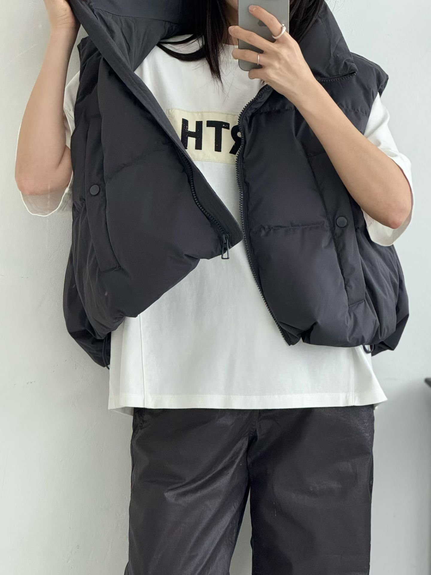 【咕G歐妮】正韓現貨。高領羽絨背心（4色） 拉鍊短版保暖背心 保暖兼顧拉長身形 大口袋+抽繩調整 韓國製東大門流行