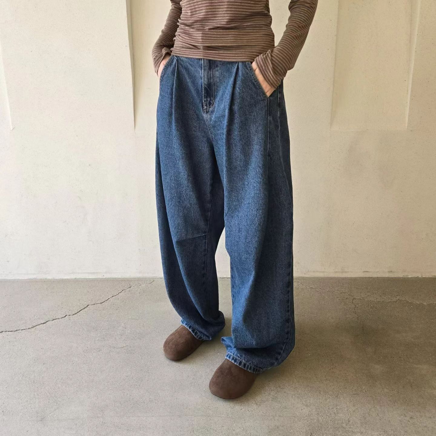 《咕G歐妮》正韓現貨。復古抓摺寬版直筒牛仔褲（2色） 正藍/水洗 腰扣設計調整腰圍 壓摺牛仔褲 街頭風牛仔寬褲